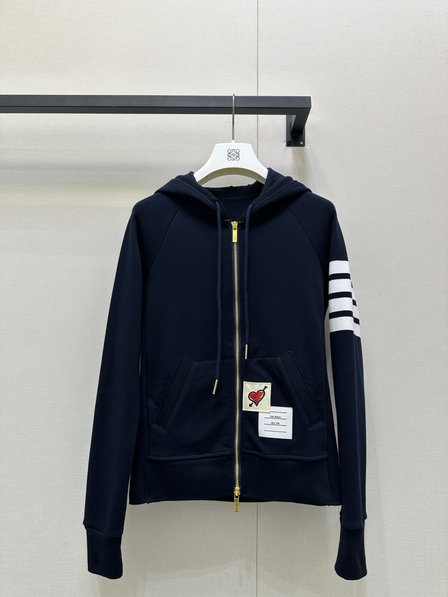 NO:487457,THOM BROWNE 25SS Early Autumn Chinese Valentine Limited Series College Style V-neck Cardigan This white cardigan is so irritating~ The classic V-neck design is matched with exquisite buttons, simple and textured. The gray and white strips on the arms are the brand's iconic element, and the recognition is full. There is also a patch decoration with red heart pattern on the chest, which adds a playful feeling. The pocket design is also very practical, and the overall beauty and easy to match~ Identify my version of SML large-scale goods on sale, alexander wang19860909THOM BROWNE 25SS早秋七夕限定系列学院风V领开衫 这款白色开衫太戳我啦～经典的 V 领设计,搭配精致纽扣,简约又有质感.手臂上的灰白条是品牌标志性元素,辨识度拉满.胸前还有带红心图案的贴布装饰,增添了俏皮感,口袋设计也很实用,整体又美又好搭～认准我家版本现货发售SML大货实拍,,alexander wang,Women's clothing