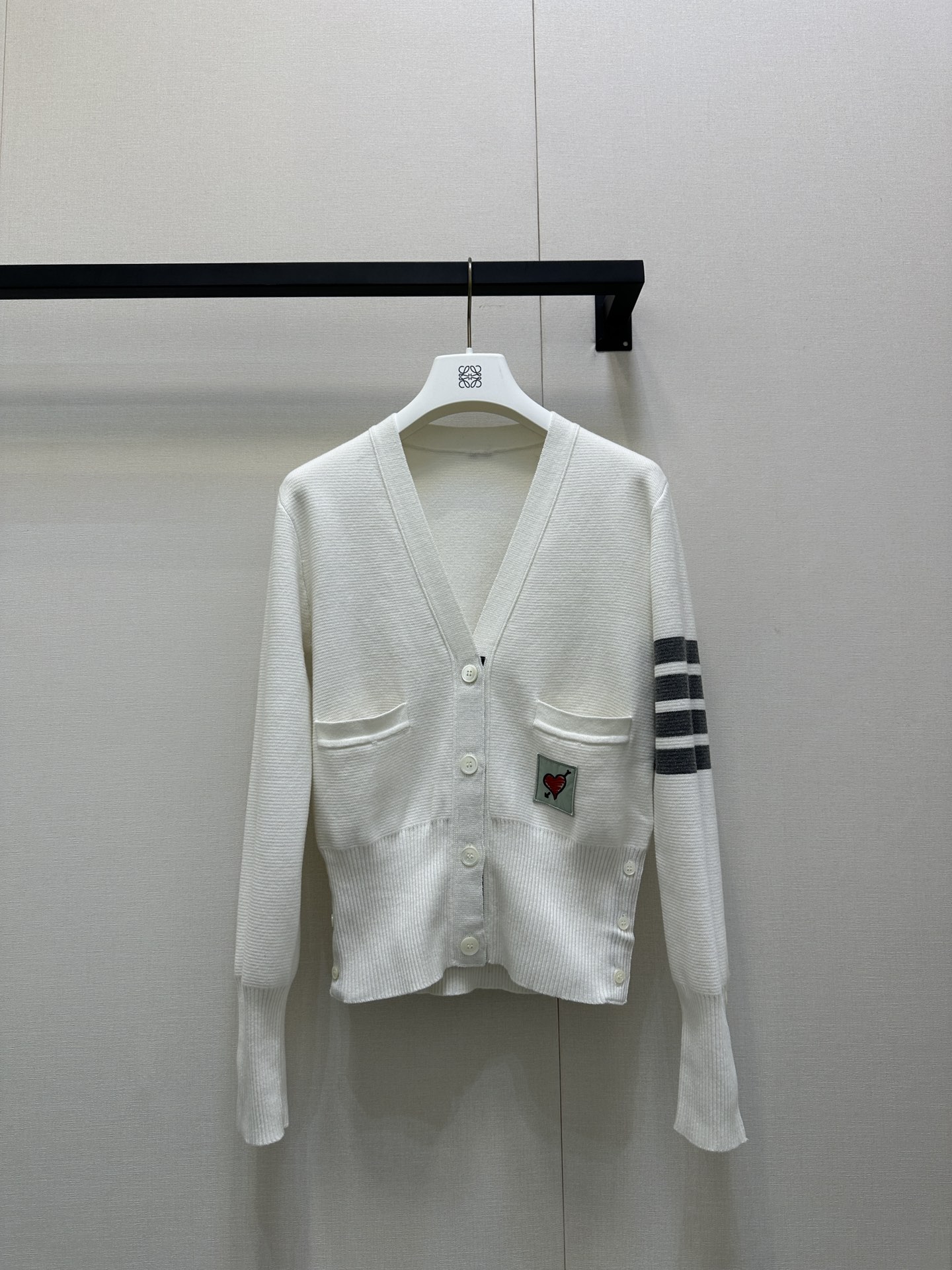 NO:487469,THOM BROWNE 25SS Early Autumn Chinese Valentine Limited Series College Style V-neck Cardigan This white cardigan is so irritating~ The classic V-neck design is matched with exquisite buttons, simple and textured. The gray and white strips on the arms are the brand's iconic element, and the recognition is full. There is also a patch decoration with red heart pattern on the chest, which adds a playful feeling. The pocket design is also very practical, and the overall beauty and easy to match~ Identify my version of SML large-scale goods on sale, alexander wang19860909THOM BROWNE 25SS早秋七夕限定系列学院风V领开衫 这款白色开衫太戳我啦～经典的 V 领设计,搭配精致纽扣,简约又有质感.手臂上的灰白条是品牌标志性元素,辨识度拉满.胸前还有带红心图案的贴布装饰,增添了俏皮感,口袋设计也很实用,整体又美又好搭～认准我家版本现货发售SML大货实拍,,alexander wang,Women's clothing