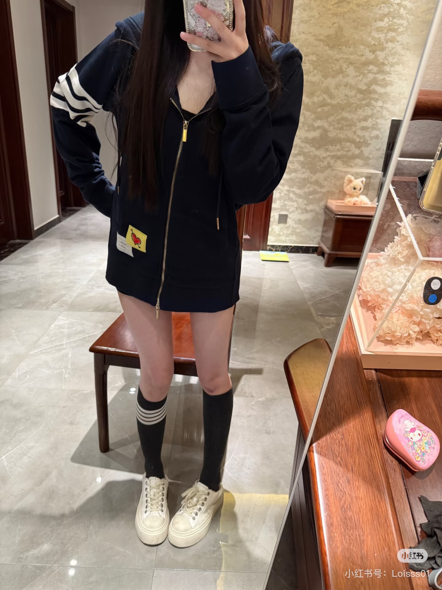 NO:487463,THOM BROWNE 25SS Early Autumn Chinese Valentine Limited Series College Style V-neck Cardigan This white cardigan is so irritating~ The classic V-neck design is matched with exquisite buttons, simple and textured. The gray and white strips on the arms are the brand's iconic element, and the recognition is full. There is also a patch decoration with red heart pattern on the chest, which adds a playful feeling. The pocket design is also very practical. The overall beauty and easy to match~ Identify my version of SML on the spot, alexander wang19860909THOM BROWNE 25SS早秋七夕限定系列学院风V领开衫 这款白色开衫太戳我啦～经典的 V 领设计,搭配精致纽扣,简约又有质感.手臂上的灰白条是品牌标志性元素,辨识度拉满.胸前还有带红心图案的贴布装饰,增添了俏皮感,口袋设计也很实用,整体又美又好搭～认准我家版本现货发售SML,,alexander wang,Women's clothing