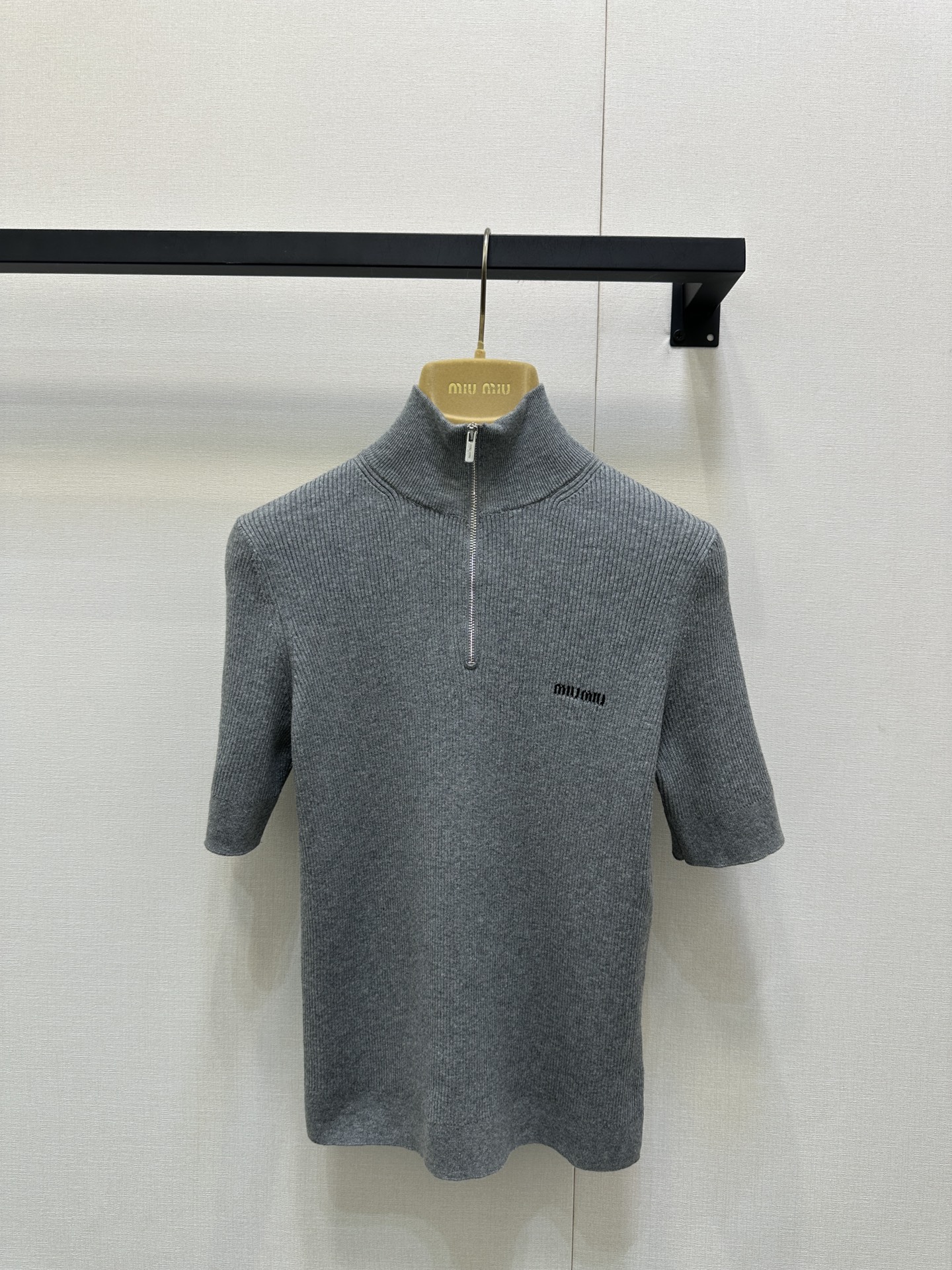 NO:488953,Miumiu's early autumn new style, semi-zipper stand-up collar knitted short sleeves, original development!  High-end production!  The best practical wearer in the autumn. The layerable series. All the quality of the edition!  The wool is fixed and dyed. The colors are very positive. Small style. It is very good to wear alone or inside. The texture is visible to the naked eye. The details are super soft and comfortable online. The half-zipper neckline design, the zipper is pulled up to get the high neckline, which is very cool. This inner and outer wear is OK. I can wear it in my version in stock. SML large-scale products are available for real shots, miumiu, T-shirt, alexander wang19860909Miumiu早秋新款 半拉链立领针织短袖 原版开发！高版出品！入秋的最佳实穿选手 可叠穿的系列 全部对版品质！定染细腻的羊毛 颜色都很正 小版型 单穿或者内搭都很可 质感肉眼可见 细节在线超软舒服,半拉链领口设计,拉链拉上去get高领,酷感十足,这款内搭外穿皆可～认准我家版本现货发售SML大货实拍,,miumiu,T-shirt,alexander wang,Women's clothing