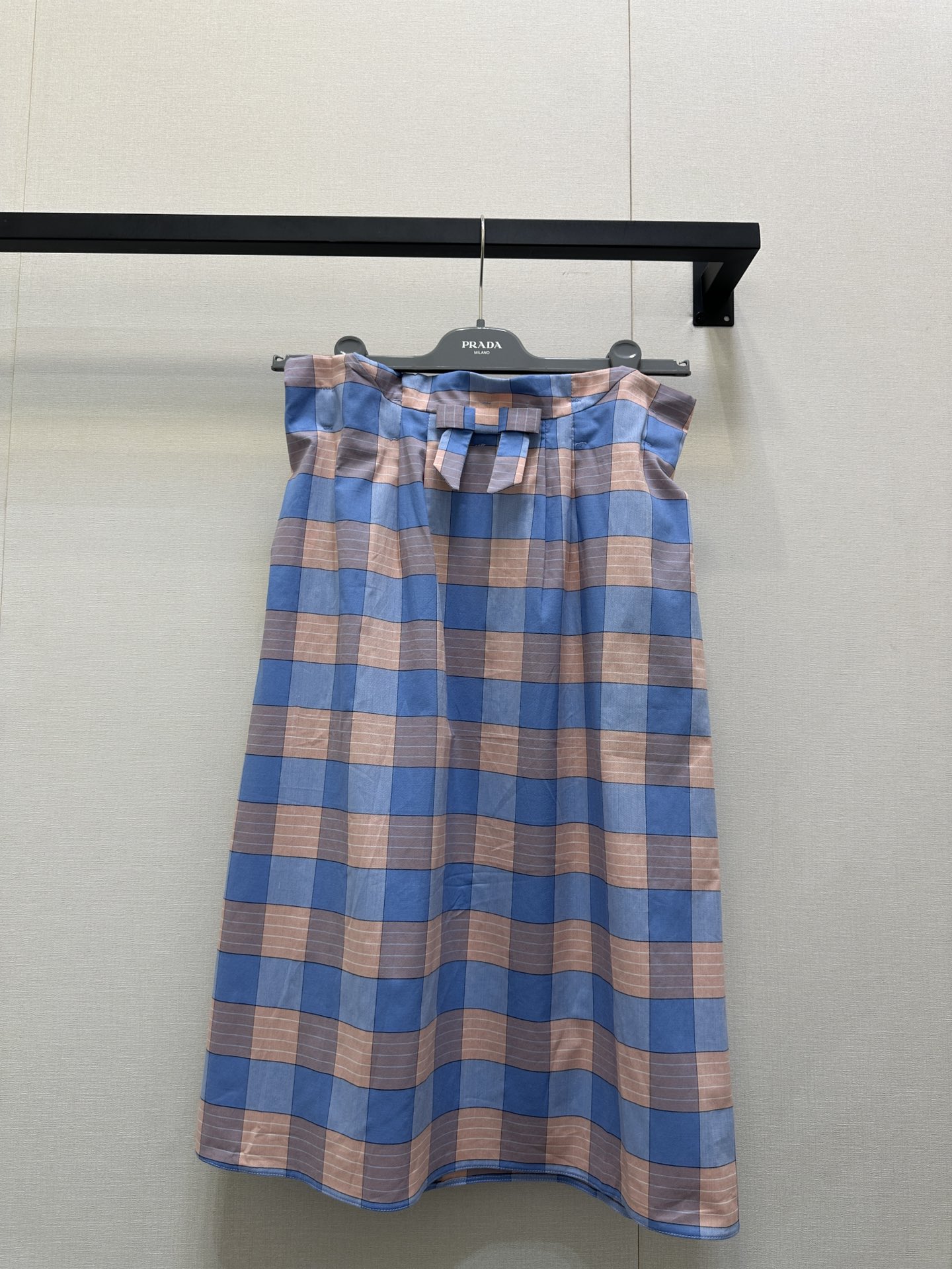NO:488963,Prada25SS early autumn new style plaid flower bud skirt This plaid skirt is so gentle. The ice cream blue pink plaid is fresh and elegant. The waist is full of details. The bow at the waist is exquisite and playful, adding sweetness. The skirt is long near the knees. The style is loose and slim. Whether it is matched with a simple T-shirt or an elegant shirt, it is easy to create a romantic and fashionable spring style. Recommend a set of matching~ Identify my version. SML large-scale products are available in stock. Prada, skirts, shirts, tees, t-shirt, alexander wang19860909Prada25SS早秋新款 格纹花苞半裙 这条格纹半裙好温柔 冰淇凌蓝粉格纹清新又雅致 腰部细节满满 腰间的蝴蝶结设计精致又俏皮 增添了甜美感 裙长到膝盖附近 版型宽松又显瘦 不管是搭配简约的T恤,还是优雅的衬衫都很合适 轻松打造出浪漫又时髦的春日造型 推荐一套搭配～认准我家版本 现货发售SML大货实拍,,prada,skirts,shirts,tees，t-shirt,alexander wang,Women's clothing