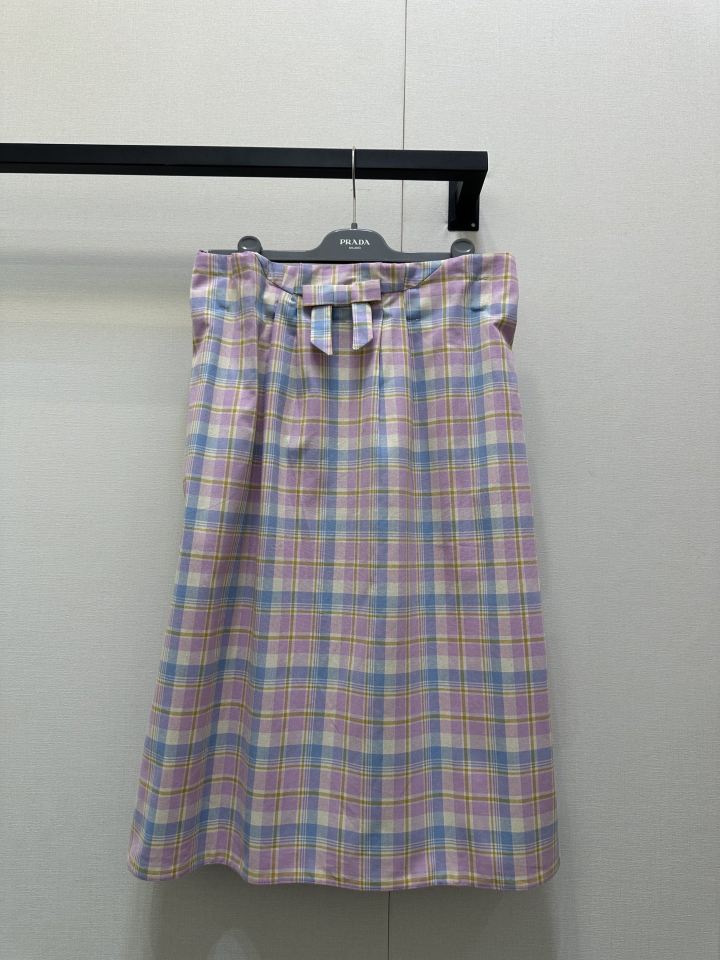NO:488971,Prada25SS early autumn new style plaid flower bud skirt This plaid skirt is so gentle. The ice cream blue pink plaid is fresh and elegant. The waist is full of details. The bow at the waist is exquisite and playful, adding sweetness. The skirt is long near the knees. The style is loose and slim. Whether it is matched with a simple T-shirt or an elegant shirt, it is easy to create a romantic and fashionable spring style. Recommend a set of matching~ Identify my version. SML large-scale products are available in stock. Prada, skirts, shirts, tees, t-shirt, alexander wang19860909Prada25SS早秋新款 格纹花苞半裙 这条格纹半裙好温柔 冰淇凌蓝粉格纹清新又雅致 腰部细节满满 腰间的蝴蝶结设计精致又俏皮 增添了甜美感 裙长到膝盖附近 版型宽松又显瘦 不管是搭配简约的T恤,还是优雅的衬衫都很合适 轻松打造出浪漫又时髦的春日造型 推荐一套搭配～认准我家版本 现货发售SML大货实拍,,prada,skirts,shirts,tees，t-shirt,alexander wang,Women's clothing