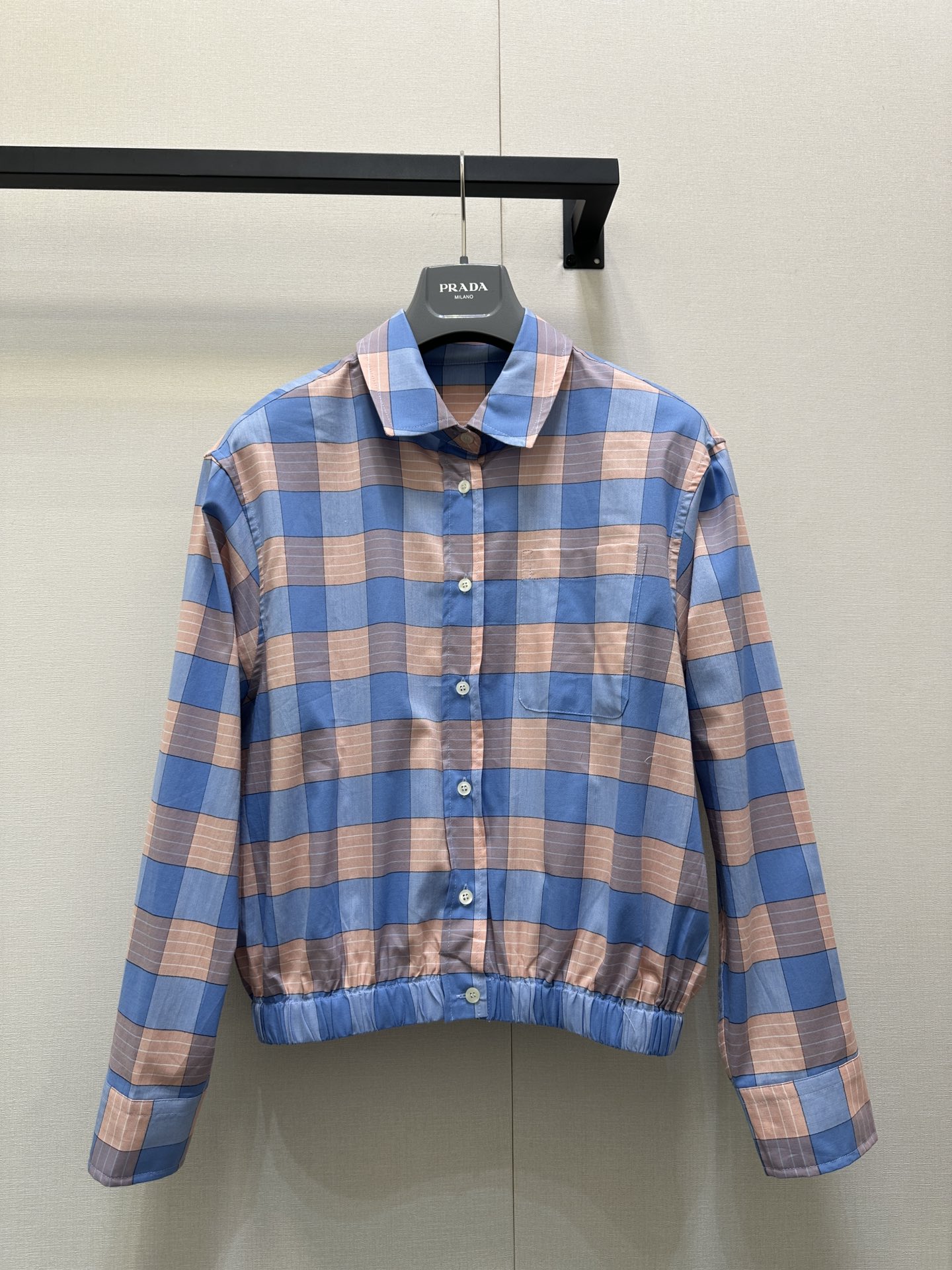 NO:488992,Prada 25SS Early Autumn New Style This checked shirt is so striking me!  The color of the ice cream is so cool. The blue and pink plaid color is fresh and eye-catching, and it has a spring and summer atmosphere. The classic shirt collar looks capable, the elastic design of the hem adds a bit of playfulness, and can cleverly tighten the waist, making the overall look more layered. Whether it is single or layered, it is very outstanding~ Identify my version. SML large-scale goods are available in stock, prada, shirts, alexander wang19860909Prada 25SS早秋新款 这款格纹衬衫太戳我啦！冰淇淋的颜色吼吼看呀 蓝粉紫的格纹配色清新又亮眼,很有春夏的氛围.经典衬衫领显得干练,下摆的松紧设计增添了几分俏皮感,还能巧妙收腰,让整体造型更有层次.不管是单穿还是叠穿,都很出彩～认准我家版本 现货发售SML大货实拍,,prada,shirts,alexander wang,Women's clothing