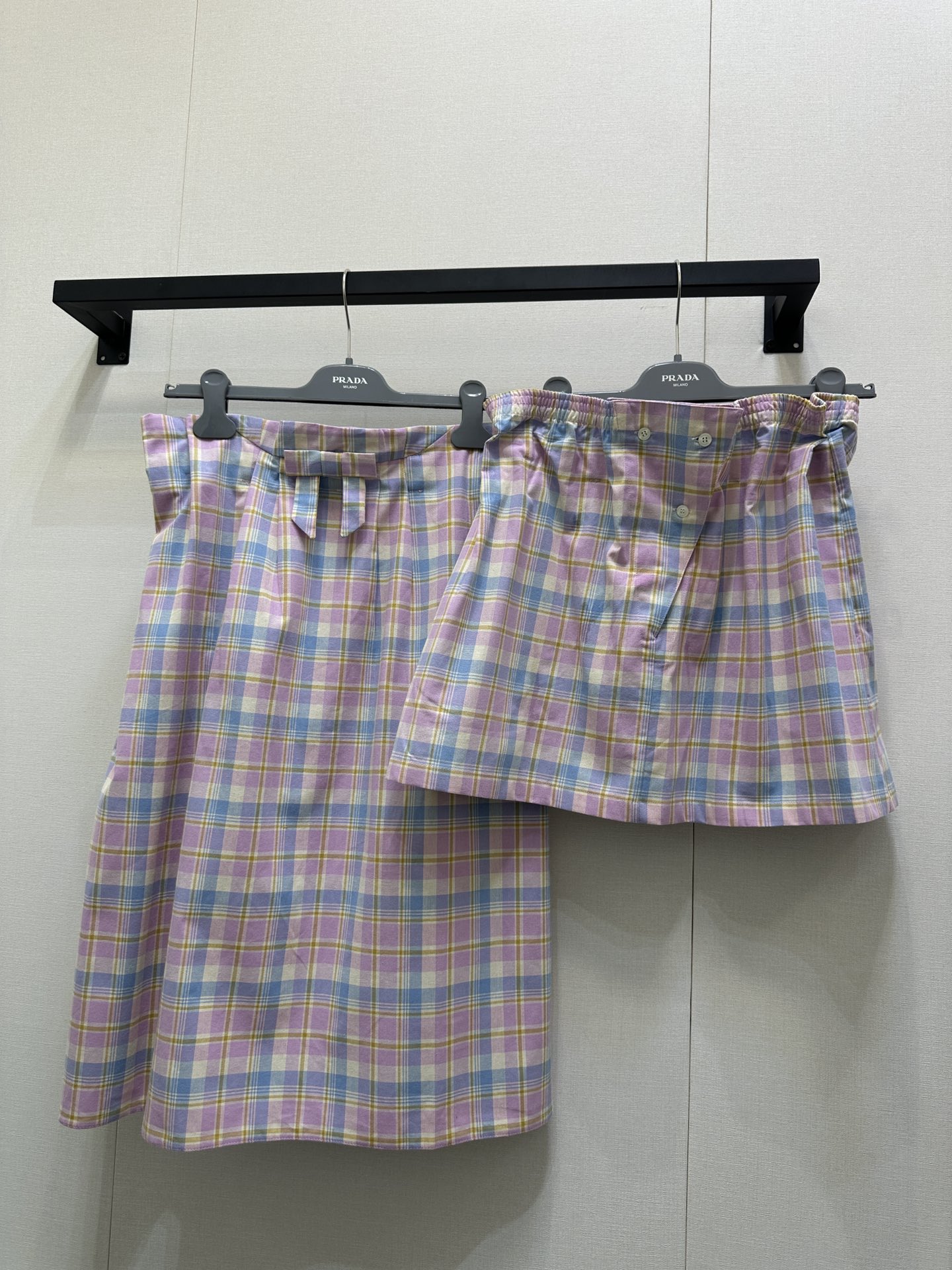 NO:488981,(Short Skirt) Prada25SS New early autumn style, flower bud plaid short skirt, light blue and candy plaid collision, fresh and layered, the waist is a comfortable elastic design, the buttons on the front are exquisite and unique, adding a small highlight to the overall look. The skirt is just as long as the thigh, making the legs look very slender, sweet, and full of coolness. It can easily create a lively and fashionable look. Wear it, even the air is sweet. I love it~ I know my version. SML large-scale products are available in stock, prada, skirts, alexander wang19860909（短裙）Prada25SS 早秋新款 花苞格纹短裙 浅蓝与糖果格纹的碰撞 清新又有层次感 腰部是舒适的松紧设计 前面的纽扣细节精致又独特 为整体增添了小亮点 裙长刚好到大腿位置 显得腿部线条很修长 甜度爆表 酷感拉满 都能轻松打造出活泼又时髦的造型 穿上它 连空气都是甜的 爱了爱了~认准我家版本 现货发售SML大货实拍,,prada,skirts,alexander wang,Women's clothing