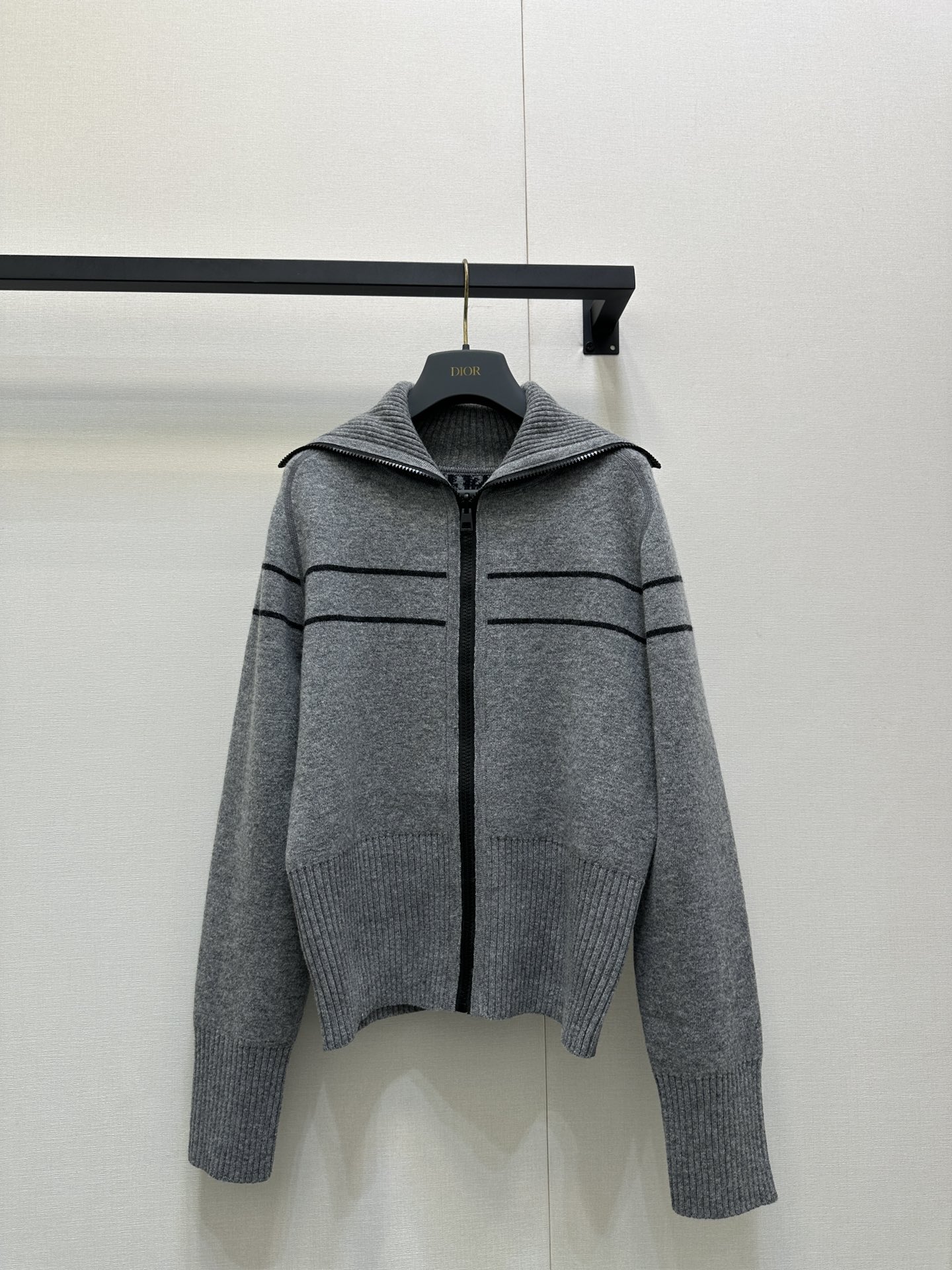 NO:494252,Dio*25 spring and summer new style, old-fashioned letter hooded double-sided cashmere wool coat. Original development, high-end production!  The two-color jacquard texture is extremely delicate and soft!  Classic style, luxurious and elegant goddess deserves to have. The 3D three-dimensional tailoring is perfect for the upper body and makes you look slim!  Clean and neatly create a sense of grandeur and elegant high-end!  Perfect workmanship quality depends on the details. Identify my version of the spot SML. Strongly recommend a set of real shots for large-scale products, dior, jackets & coats, hats, alexander wang19860909Dio*25春夏新款 老花字母连帽双面羊绒 羊毛呢外套.原版开发 高版出品！双色提花质感超级无敌细腻软糯！经典款 奢华优雅气质女神值得拥有.3D立体剪裁完美版型上身巨显瘦！干净利落打造大气优雅的高级感！完美做工品质看细节.认准我家版本 现货SML.强力推荐一套入大货实拍,,dior,jackets & coats,hats,alexander wang,Women's clothing