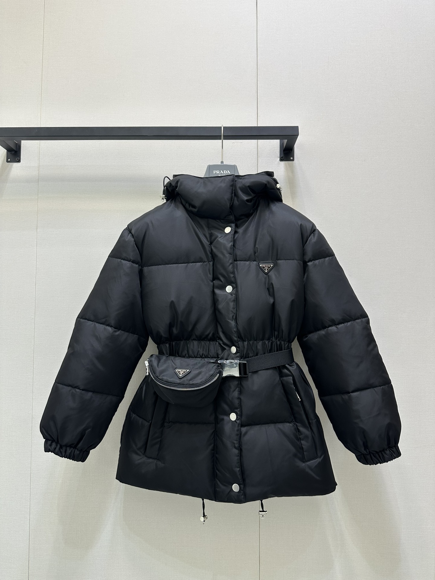 NO:494262,The new down jacket with dust bag Prada 25SS autumn and winter is amazing. The classic hooded design, the waist-closing style is super good-looking, the 'ant waist' is easy to have. The double-sided zippered pockets are practical and beautiful, the upper body looks slim and not bloated, and the warmth is also online. The black is versatile and high-end. It is paired with the same series of waist bags, and the fashion sense is directly full. Choose it in autumn and winter outfits~ Identify my version. SML large-scale products are available in stock, prada, down jacket, hats, alexander wang19860909配防尘袋Prada 25SS秋冬新款羽绒服太绝啦 经典连帽设计,收腰版型超显身材,“蚂蚁腰”轻松拥有.双侧拉链口袋实用又好看,上身显瘦不臃肿,保暖性也在线,黑色百搭还高级,搭配同系列腰包,时尚感直接拉满,秋冬穿搭选它准没错～认准我家版本 现货发售SML大货实拍,,prada,down jacket,hats,alexander wang,Women's clothing