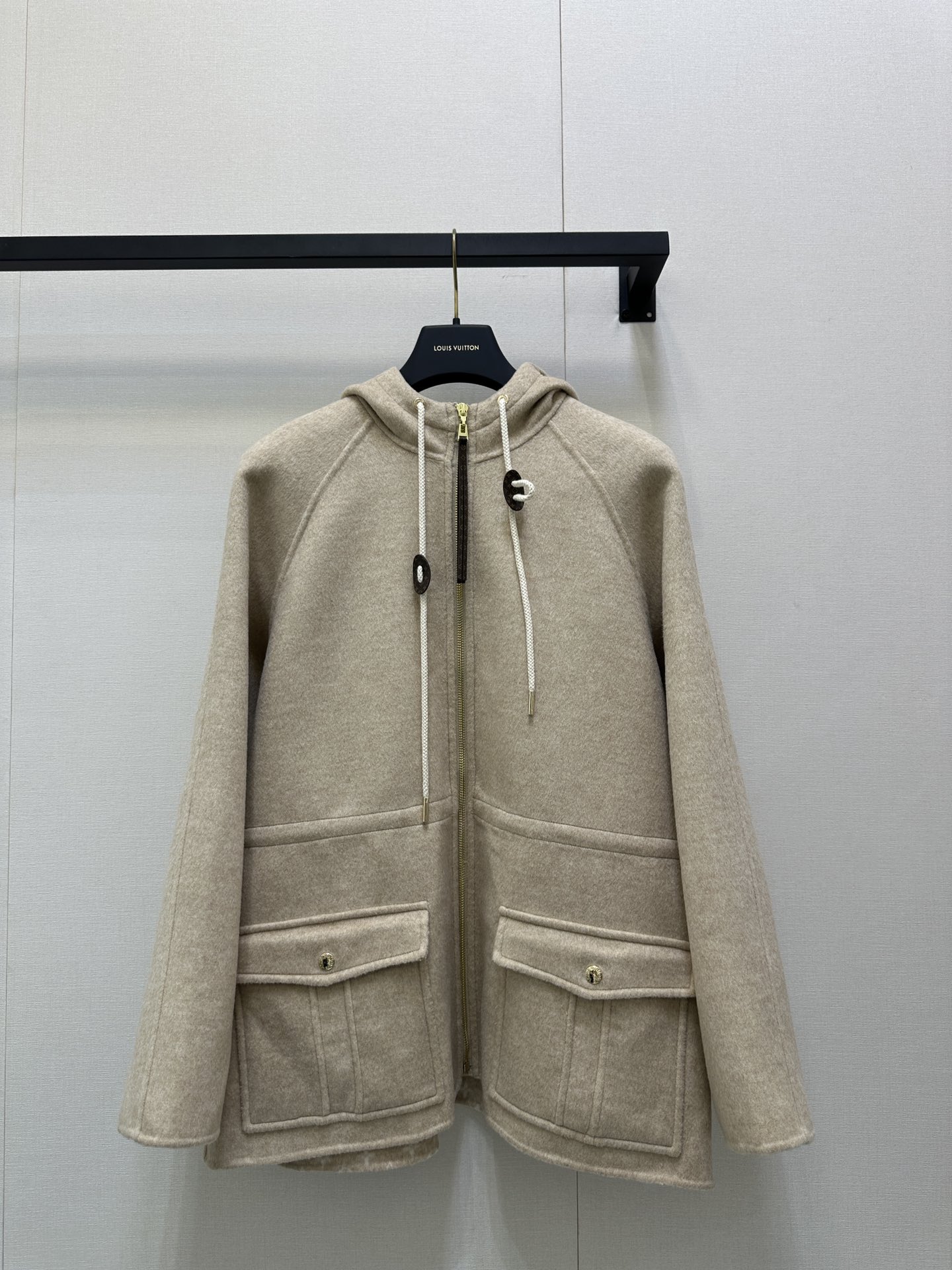 NO:494224,With dust bag LV 2025SS new autumn and winter style, oatmeal presbyopia coat coat. It's time to start a new coat. The coat fabric is soft and skin-friendly. 92 wool + 7 cashmere + 1 mulberry silk. New double-sided wool jacquard coat coat original custom fabric, wool cashmere silk blend, customized hardware accessories, details reflect quality, oat color, presbyopia jacquard inside, gentle and high-end color, be sure to enter. Very fashionable, lazy and gentle!  Presbyterian autumn and winter battle robe~Recognize my version SML large-scale goods are available in stock, louis vuitton, jackets & coats, real silk, alexander wang19860909配防尘袋LV 2025SS秋冬新款 燕麦色老花大衣外套 又到了开始上新款大衣的季节 大衣面料好软糯亲肤 92绵羊毛+7山羊绒+1桑蚕丝 新款双面呢提花大衣外套原版定织面料,羊毛羊绒真丝混纺,定制五金配件,细节体现品质,燕麦色 内里老花提花 颜色温柔又高级 一定要入 很时髦的慵懒又不失温柔！老花秋冬战袍～认准我家版本 现货发售SML大货实拍,,louis vuitton,jackets & coats,real silk,alexander wang,Women's clothing