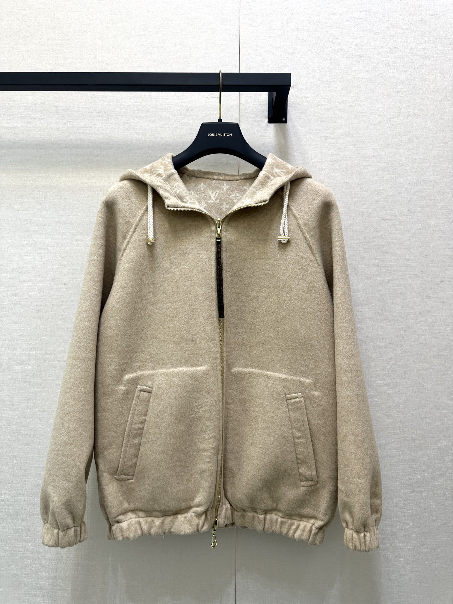 NO:494239,With dust bag LV 2025SS new autumn and winter style, oatmeal presbyopia double-sided coat, it's time to start a new coat. The coat fabric is so soft and skin-friendly. 92 wool + 7 cashmere + 1 mulberry silk. New double-sided wool jacquard coat original custom-woven fabric, wool cashmere silk blend, custom hardware accessories, details reflect quality, oatmeal color, presbyopia jacquard, gentle and high-end color, be sure to enter, very fashionable, lazy and gentle!  Presbyterian autumn and winter battle robe~Recognize my version SML large-scale goods are available in stock, louis vuitton, jackets & coats, real silk, alexander wang19860909配防尘袋LV 2025SS秋冬新款 燕麦色老花双面穿大衣外套 又到了开始上新款大衣的季节 大衣面料好软糯亲肤 92绵羊毛+7山羊绒+1桑蚕丝 新款双面呢提花大衣外套原版定织面料,羊毛羊绒真丝混纺,定制五金配件,细节体现品质,燕麦色 内里老花提花 颜色温柔又高级 一定要入 很时髦的慵懒又不失温柔！老花秋冬战袍～认准我家版本 现货发售SML大货实拍,,louis vuitton,jackets & coats,real silk,alexander wang,Women's clothing