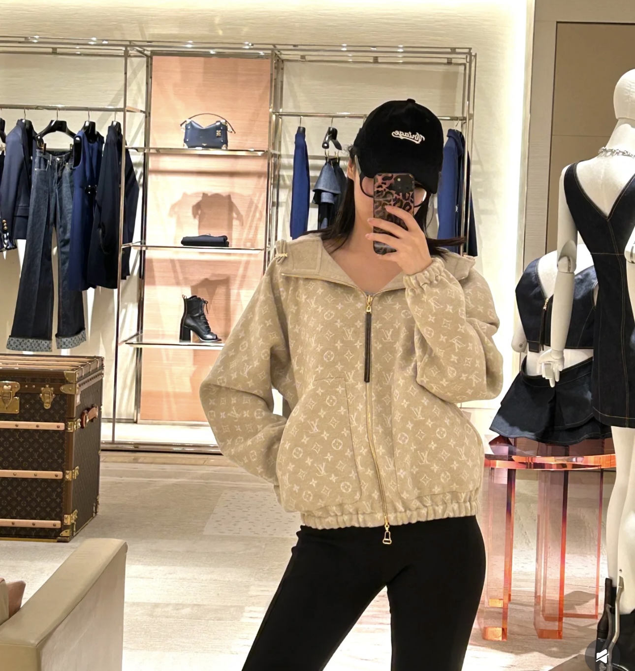 NO:494247,LV 2025SS autumn and winter new style, oatmeal presbyterian double-sided coat, it's time to start a new coat. The coat fabric is soft and skin-friendly. 92 wool + 7 cashmere + 1 mulberry silk. The new double-sided wool jacquard coat original custom-woven fabric, wool cashmere silk blend, custom hardware accessories, details reflect quality, oatmeal color, presbyterian jacquard, gentle and high-end color, be sure to enter. Very fashionable lazy and gentle!  Presbyterian autumn and winter battle robe~Recognize my version SML on sale in stock, louis vuitton, jackets & coats, real silk, alexander wang19860909LV 2025SS秋冬新款 燕麦色老花双面穿大衣外套 又到了开始上新款大衣的季节 大衣面料好软糯亲肤 92绵羊毛+7山羊绒+1桑蚕丝 新款双面呢提花大衣外套原版定织面料,羊毛羊绒真丝混纺,定制五金配件,细节体现品质,燕麦色 内里老花提花 颜色温柔又高级 一定要入 很时髦的慵懒又不失温柔！老花秋冬战袍～认准我家版本 现货发售SML,,louis vuitton,jackets & coats,real silk,alexander wang,Women's clothing