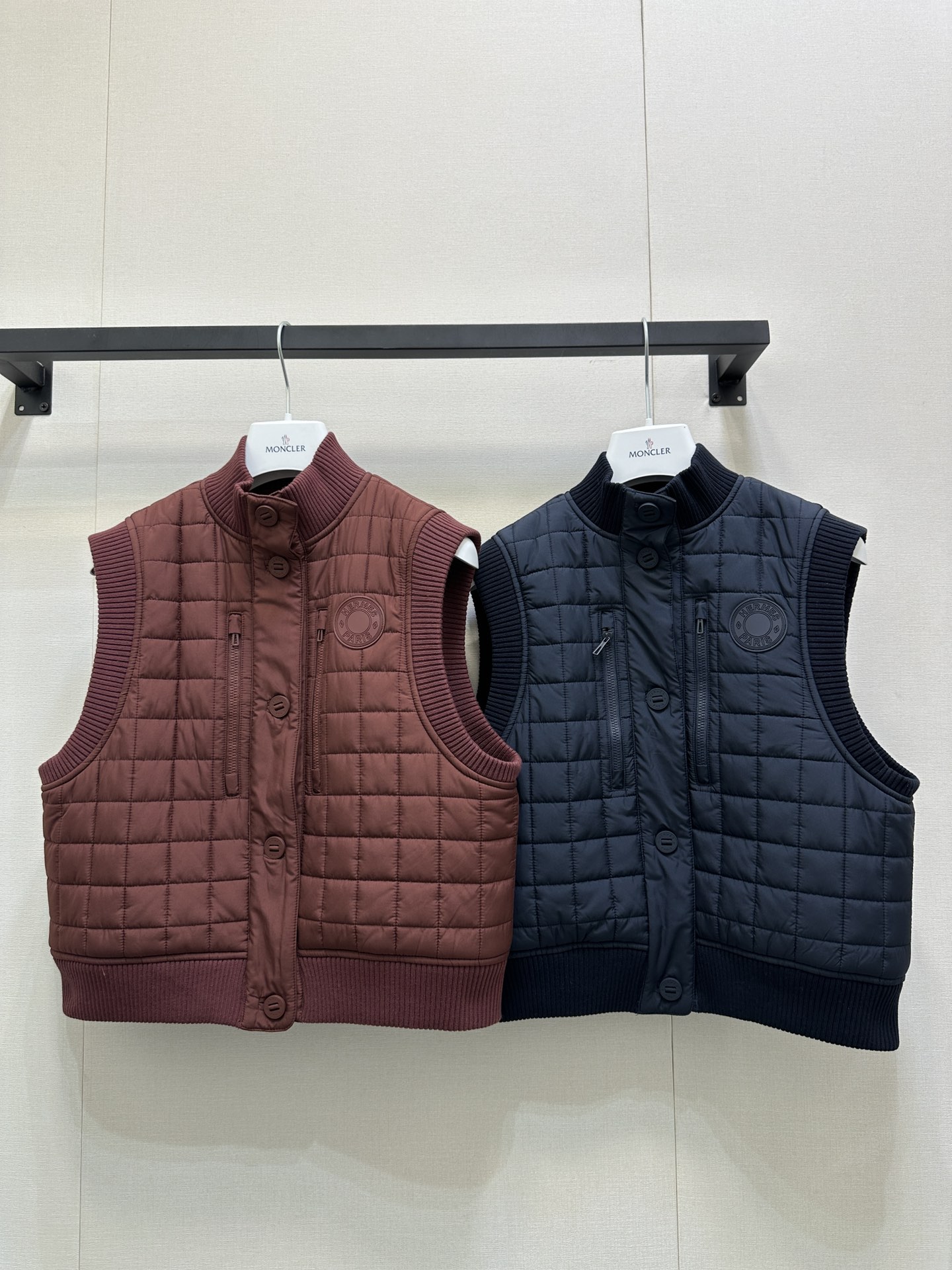 NO:494222,(Vest) Hermes/Hermes 25SS Autumn and Winter New Style Badge Vest Jacket Brown and Red Quilted Vest is so amazing!  Quilted checked plaid is exquisite and textured. The knitted design of the neckline and cuffs is gentle and classy. The badge on the chest is low-key and high-end. The style is neat and warm and easy to match. Whether you are wearing a shirt or a sweater, you can easily wear it in a fashionable way. Made of feather canvas, it is light and easy to wear. Identify my version. SML large-scale products are available in stock. Hermes, hermes, jackets & coats, sweaters, shirts, alexander wang19860909（马甲）Hermes/爱马仕25SS秋冬新款 徽章马甲夹克 棕红色绗缝马甲太绝啦！绗缝格纹精致又有质感,领口和袖口的针织设计温柔又显档次,胸前的徽章标识低调中透着高级 版型利落 保暖又好搭 不管配衬衫还是毛衣,都能轻松穿出时尚感～采用羽毛帆布制成,轻便好穿百搭 认准我家版本 现货发售SML大货实拍,,hermes,hermes,jackets & coats,sweaters,shirts,alexander wang,Women's clothing
