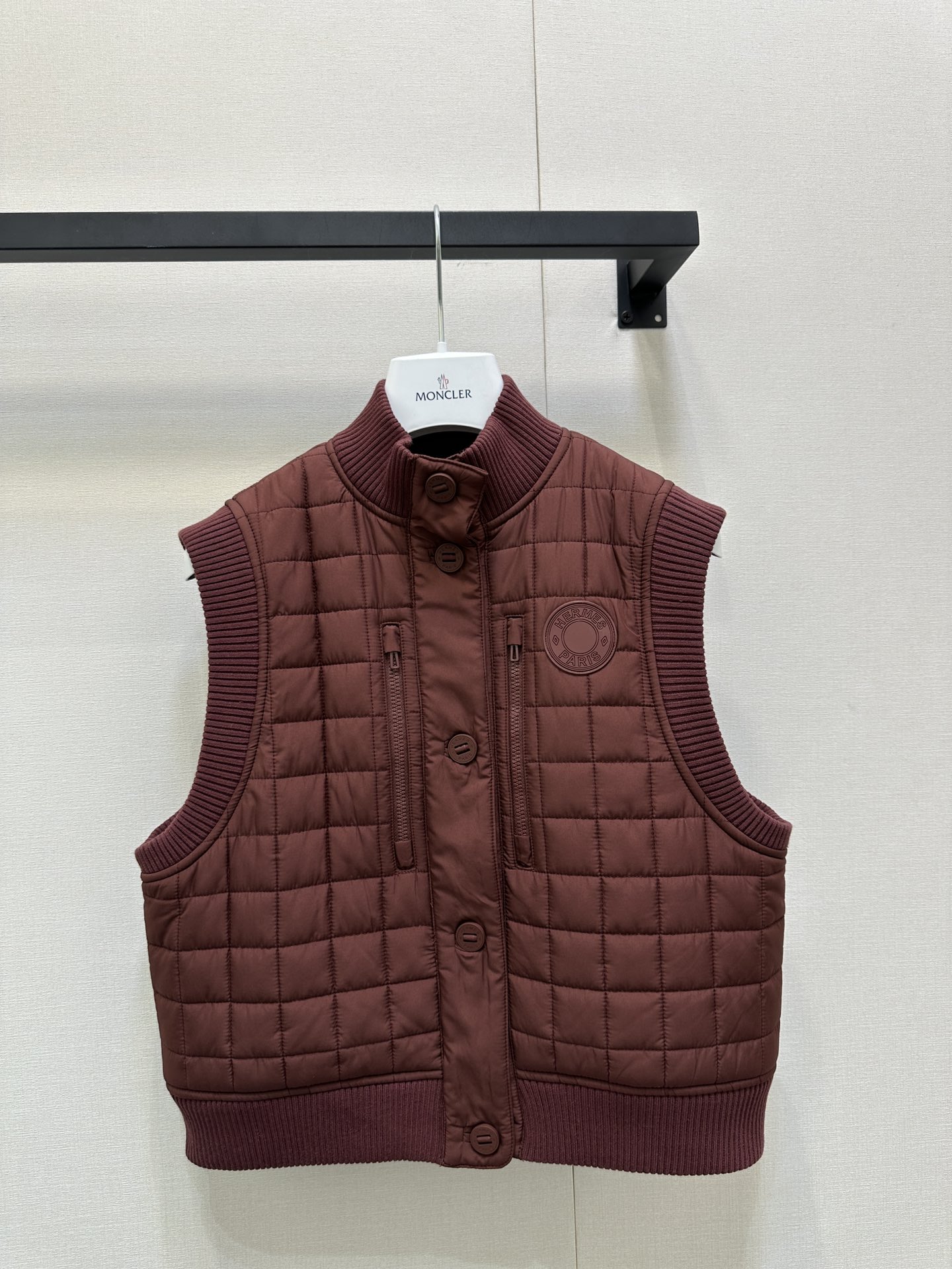 NO:494276,(Vest) Hermes/Hermes 25SS Autumn and Winter New Style Badge Vest Jacket Brown and Red Quilted Vest is so amazing!  Quilted checked plaid is exquisite and textured. The knitted design of the neckline and cuffs is gentle and classy. The badge on the chest is low-key and high-end. The style is neat and warm and easy to match. Whether you are wearing a shirt or a sweater, you can easily wear it in a fashionable way. Made of feather canvas, it is light and easy to wear. Identify my version. SML large-scale products are available in stock. Hermes, hermes, jackets & coats, sweaters, shirts, alexander wang19860909（马甲）Hermes/爱马仕25SS秋冬新款 徽章马甲夹克 棕红色绗缝马甲太绝啦！绗缝格纹精致又有质感,领口和袖口的针织设计温柔又显档次,胸前的徽章标识低调中透着高级 版型利落 保暖又好搭 不管配衬衫还是毛衣,都能轻松穿出时尚感～采用羽毛帆布制成,轻便好穿百搭 认准我家版本 现货发售SML大货实拍,,hermes,hermes,jackets & coats,sweaters,shirts,alexander wang,Women's clothing