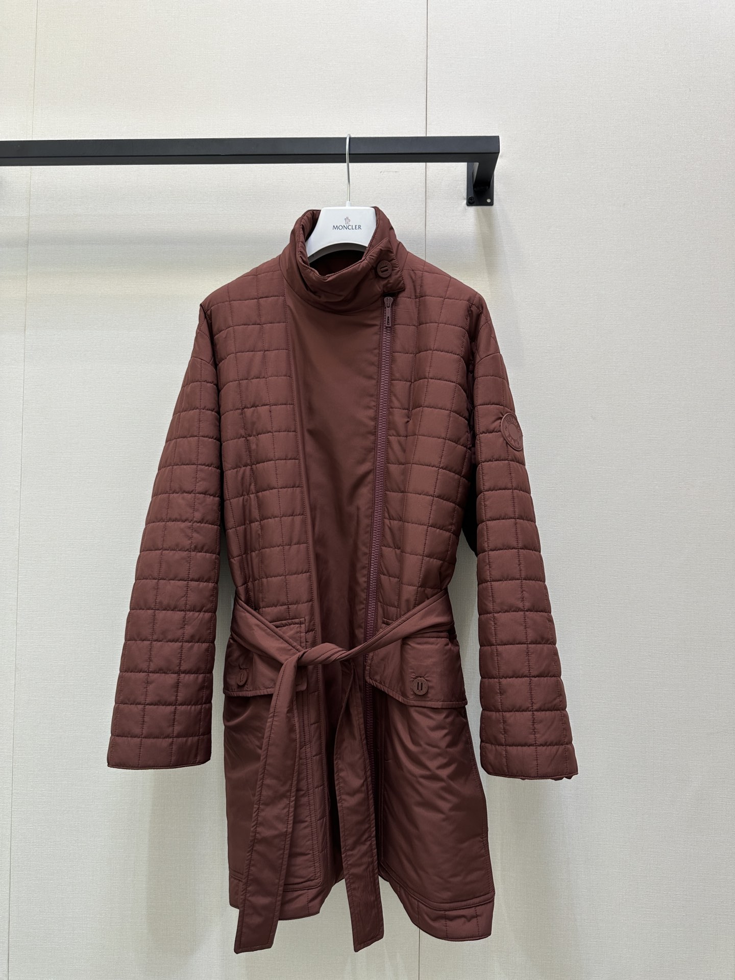 NO:494238,(Long style) Hermes 25SS new slit coat with autumn and winter, stand collar zipper mid-length cotton jacket, diamond-grid cotton jacket, classic plaid honing craft, fashionable and slim, improved stand collar design, add slackness, matched belt, handsome and neat upper body, gender-free outfit, cool and stylish, blue and black, mid-length belt is removable, light and comfortable to wear, accurate to my version, SML large-scale goods are available in stock,, hermes, hermes, jackets & coats, alexander wang19860909（长款）Hermes 爱马仕25SS 秋冬新款衔缝大衣 立领拉链中长棉服外套 菱格棉服 经典格纹珩线工艺 时尚又显瘦,改良立领设计 增加了松弛感 搭配腰带 上身帅气又利落,无性别穿搭 酷飒有型 蓝黑色 中长款 腰带可拆卸 穿起来又轻又舒服 认准我家版本 现货发售SML大货实拍,,hermes,hermes,jackets & coats,alexander wang,Women's clothing