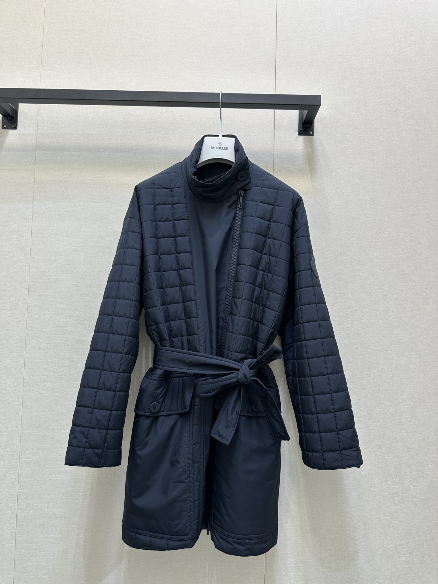 NO:494253,(Long style) Hermes 25SS new slit coat with autumn and winter, stand collar zipper mid-length cotton jacket, diamond-grid cotton jacket, classic plaid honing craft, fashionable and slim, improved stand collar design, add slackness, matched belt, handsome and neat upper body, gender-free outfit, cool and stylish, blue and black, mid-length belt is removable, light and comfortable to wear, accurate to my version, SML large-scale goods are available in stock,, hermes, hermes, jackets & coats, alexander wang19860909（长款）Hermes 爱马仕25SS 秋冬新款衔缝大衣 立领拉链中长棉服外套 菱格棉服 经典格纹珩线工艺 时尚又显瘦,改良立领设计 增加了松弛感 搭配腰带 上身帅气又利落,无性别穿搭 酷飒有型 蓝黑色 中长款 腰带可拆卸 穿起来又轻又舒服 认准我家版本 现货发售SML大货实拍,,hermes,hermes,jackets & coats,alexander wang,Women's clothing