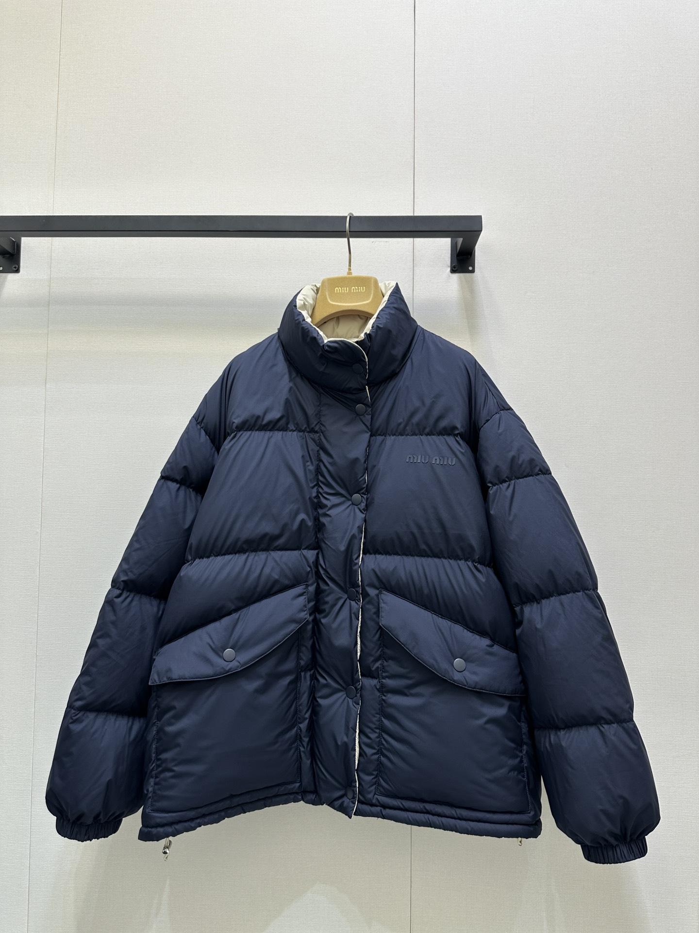 NO:494264,With dust bag (double-sided down jacket) Miumiu25SS autumn and winter new style, double-sided down jacket, navy blue and beige double-sided This material is super comfortable, the hem has drawstrings to shrink, the style is large, 90 white goose down cloth, 112 grams of inner liner cloth recycled polyacid fiber, the warmth performance of this down jacket is really amazing, and compared with the two sides, this bread down jacket last year is more used, the two sides are completely different styles, the same style as men and women, please confirm my version, on-site SML large-scale real-time photos (double-sided wear),,miumiu, down jacket, alexander wang19860909配防尘袋（双面穿羽绒服）Miumiu25SS秋冬新款 双面穿羽绒服 藏蓝色和米色双面 这款材质超级舒服 下摆有抽绳可以收缩 版型偏大 90白鹅绒 112克内胆布再生聚酸纤维 这款羽绒服的保暖性能真的是绝绝子 而且两面穿的相比 去年的这个面包羽绒服来说就更加的使用一些 两面完全是不同的风格 男女同款 认准我家版本 现货发售 SML大货实拍（双面穿）,,miumiu,down jacket,alexander wang,Women's clothing