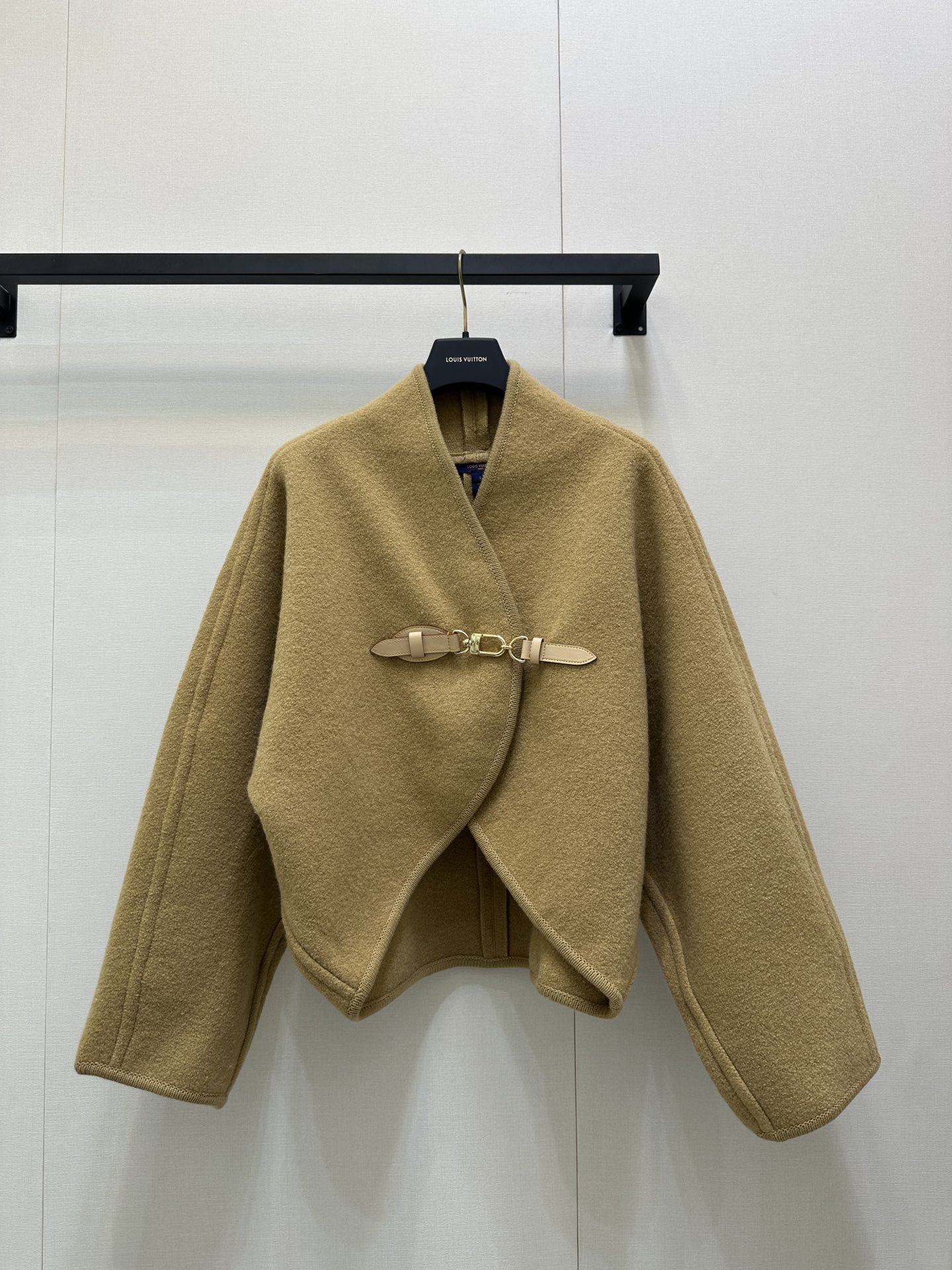 NO:495572,With dust bag Louis Vuitto* 25FW autumn and winter new product, metal leather buckle wool cape coat coat丨Original development!  High-end production!  The style is just right, and it will not be too loose, and it is very tolerant of the figure!  Not picky about fat and thin, it is too design-like, fashionable cloak style cut, small outfit, fashionable and fashionable, tall and beautiful, a jacket suitable for any occasion, closed eyes and numbers S M L large goods real shot,, louis vuitton, jackets & coats, alexander wang19860909配防尘袋Louis Vuitto* 25FW秋冬新品 金属皮扣羊毛斗篷大衣外套丨原版开发！高版出品！版型是恰到好处的阔版,又不会过于宽松,同时对身材的包容性很强！不挑胖瘦,太有设计感了,时髦的斗篷版型剪裁 小个子穿搭 时髦洋气 高挑小姐姐穿搭 飒爽高级 一款适用于任何场合穿搭的外套 闭眼入码数S M L大货实拍,,louis vuitton,jackets & coats,alexander wang,Women's clothing