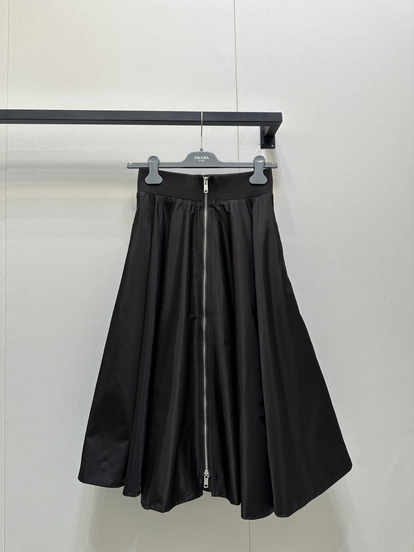 NO:495591,(Skirt) Prad*25Ss early spring new model, tech-sensing nylon puffy skirt. The crisp umbrella-shaped silhouette injects into the soul of futurism, forming a stunning contrast with soft knitting. Original development!  High-end production!  The original custom fabric has a great comfort texture!  Zipper-style large hem skirt with classic umbrella large A-skirt with versatile and age-reducing girlish style!  Fashionable and handsome, sweet or salty!  It is versatile and not picky about others. It is beautiful!  Original custom hardware accessories, workmanship quality depends on the details. Identify my version. SML large-scale goods are available for sale, prada, skirts, alexander wang19860909（半身裙）Prad*25Ss早春新款 科技感尼龙蓬蓬裙 挺括的伞状廓形注入未来主义灵魂,与柔软针织形成惊艳反差.原版开发！高版出品！原版定制面料舒适质感超赞！拉链片式大摆裙经典伞摆大A裙摆百搭减龄少女风！时髦帅气可甜可盐！百搭不挑人上身美的不要不要的！原版定制五金配件,做工品质看细节.认准我家版本 现货 发售SML大货实拍,,prada,skirts,alexander wang,Women's clothing