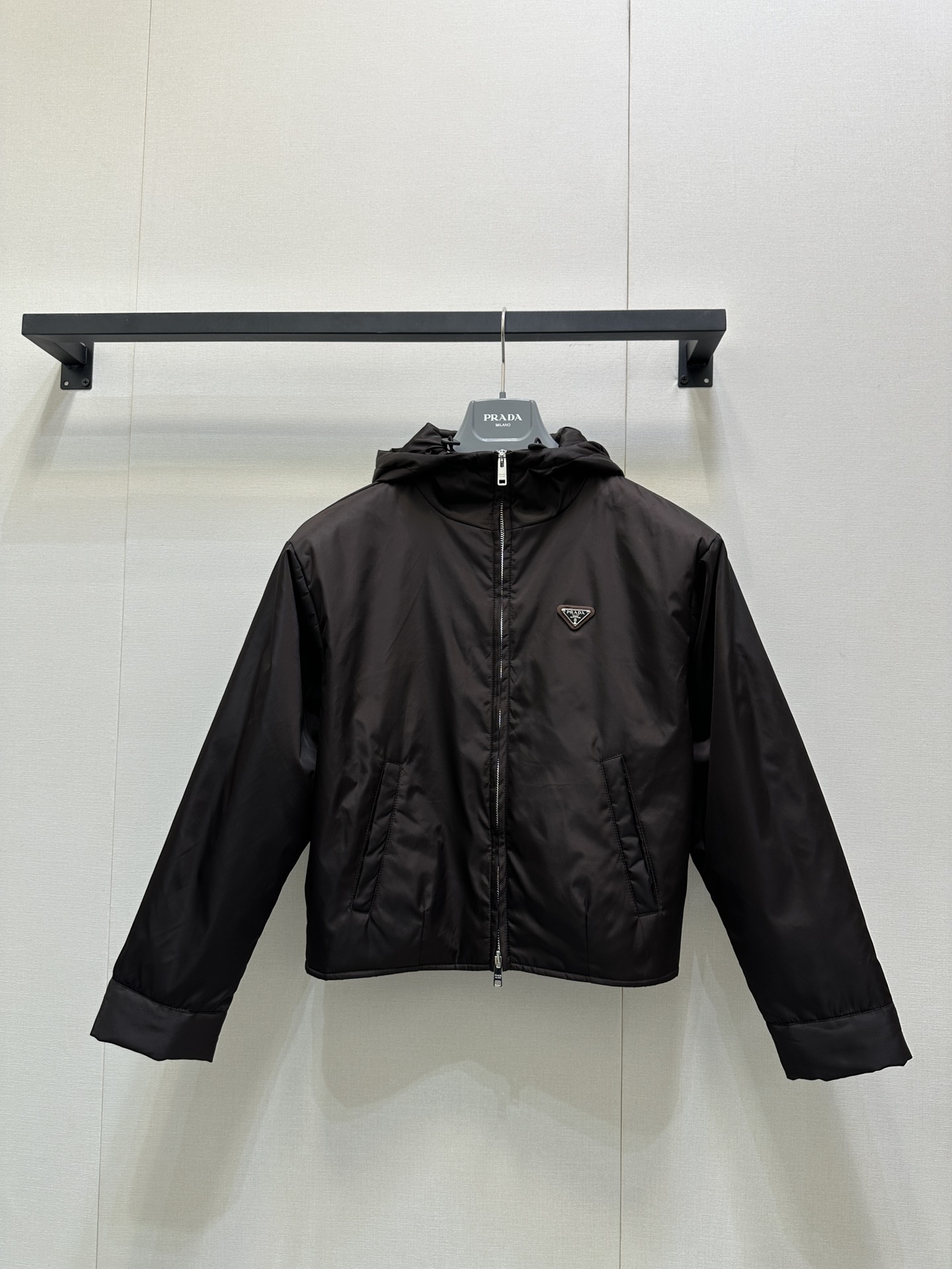 NO:495602,Prad* 25Fw early autumn new style dark brown zippered nylon jacket丨Original development!  High-end production!  The quality is perfect, comfortable and warm, and the design is very outstanding. It easily advances the sense of fashion. The workmanship is extremely exquisite and rigorous, and the wiring is neat and meticulous!  The upper body doesn't look bloated and super handsome!  Check out my version, spot sale, code number S M L big product real shot, prada, jackets & coats, hats, alexander wang19860909Prad* 25Fw早秋新款 深咖色拉链连帽尼龙外套丨原版开发！高版出品！品相非常完美,舒适保暖,非常出彩的设计,轻松将时髦感进阶,做工极为考究严谨,走线工整细致！上身不显臃肿、超级帅气！认准我家版本 现货发售 码数S M L大货实拍,,prada,jackets & coats,hats,alexander wang,Women's clothing