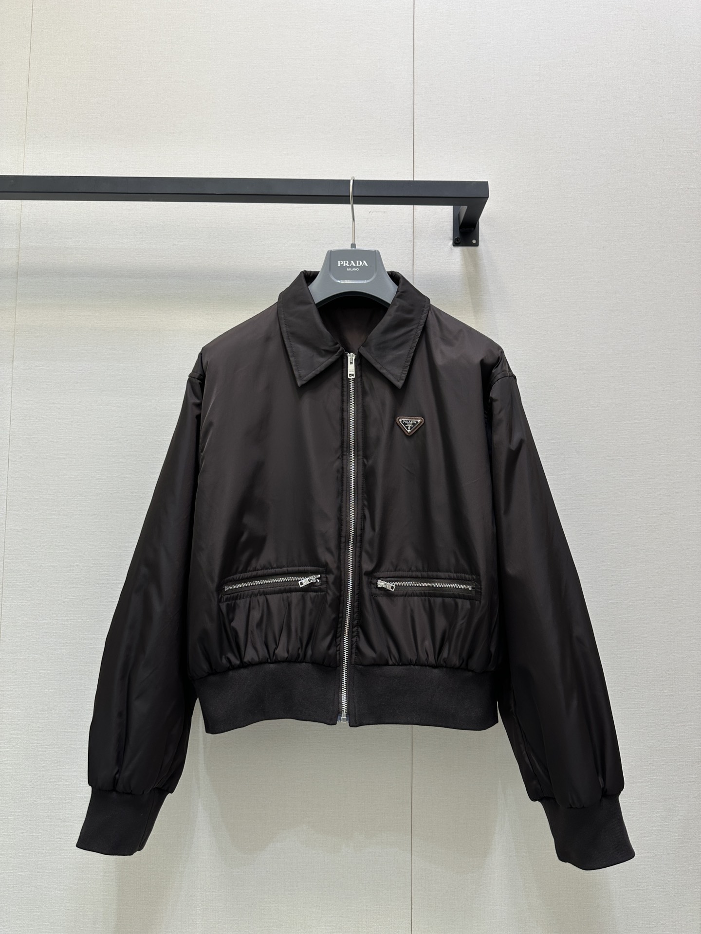 NO:495608,Prad* 25Fw early autumn new style dark brown zipper lapel nylon jacket丨Original development!  High-end production!  The quality is perfect, comfortable and warm, and the design is very outstanding. It easily advances the sense of fashion. The workmanship is extremely exquisite and rigorous, and the wiring is neat and meticulous!  The upper body doesn't look bloated and super handsome!  Check out my version, spot sale, S M L large-scale real-time photos, prada, jackets & coats, alexander wang19860909Prad* 25Fw早秋新款 深咖色拉链翻领尼龙外套丨原版开发！高版出品！品相非常完美,舒适保暖,非常出彩的设计,轻松将时髦感进阶,做工极为考究严谨,走线工整细致！上身不显臃肿、超级帅气！认准我家版本 现货发售 码数S M L大货实拍,,prada,jackets & coats,alexander wang,Women's clothing