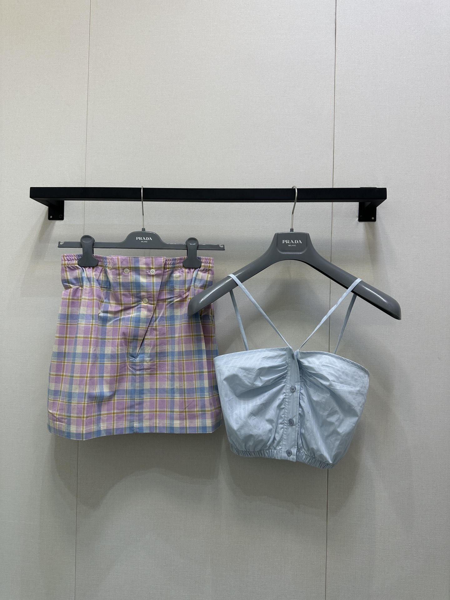 NO:495582,(Slinging Strap) Prada25SS Early Autumn New Style Striped Neck Wrinkled Strap The upper body is so amazing!  Light colors are super refreshing, cross-slim straps are designed with exquisite and unique design, chest buttons and pleated elements add a sense of detail, short styles show off your figure, and easily create a fashionable and casual style of dressing. Whether it is matched with jeans or skirts, it is a perfect dressing tool~ Identify my version. SML large-scale real-life photos, prada, skirts, jeans, alexander wang19860909（吊带抹胸）Prada25SS早秋新款 条纹挂脖褶皱抹胸 上身太绝啦！浅色系超显清爽,交叉细肩带设计精致又别致,胸前纽扣和褶皱元素增添细节感,短款版型很显身材,轻松打造时尚又随性的穿搭风格 无论是搭配牛仔裤还是半身裙都很合适,妥妥的穿搭利器～认准我家版本 现货发售 SML大货实拍,,prada,skirts,jeans,alexander wang,Women's clothing