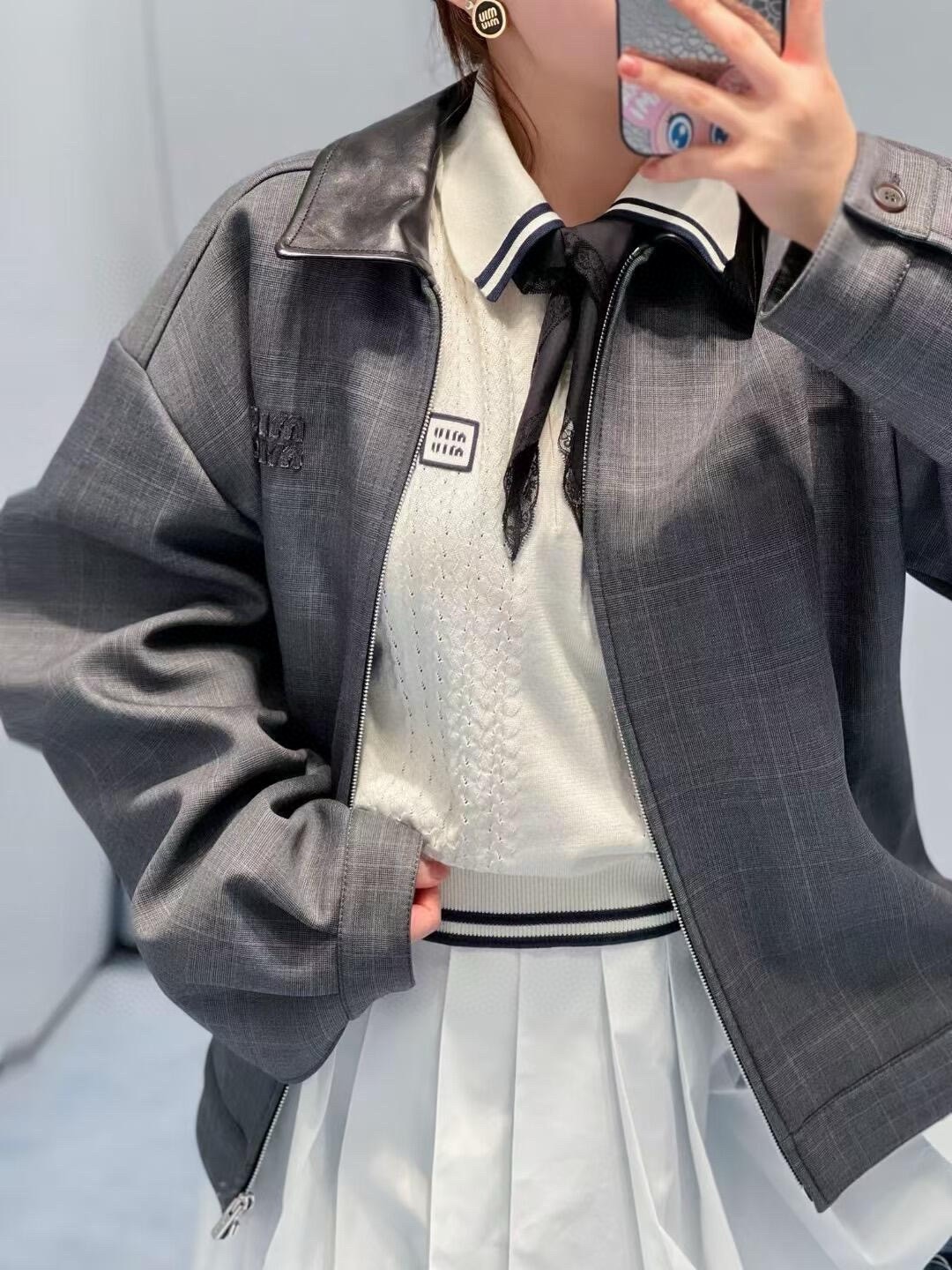 NO:497251,Miumi* 25Fw autumn and winter new style, letter patch embroidered plaid leather lapel jacket | Original development!  High-end production!  The collar is made of genuine leather, imported custom-made worsted cotton wool fabric, gray plaid jacket is simple and elegant, with a short white top inside, revealing the waistline, showing the proportion, and paired with shorts in the same series, it is casual and neat. The texture is online, adding a lot of points to the overall look, the whole set of looks is very cute~ S/M/L is available in stock, Miumiu, shorts, jackets & coats, jackets & coats, alexander wang19860909Miumi* 25Fw秋冬新款 字母贴布绣格纹真皮翻领夹克外套丨原版开发！高版出品！领子采用真皮材质 进口定制精纺棉羊毛面料 灰格纹外套简约大气,内搭短款白上衣,露出腰线很显比例,搭配同系列短裤,休闲又利落.质感在线,为整体造型加分不少,整套look超爱～现货发售S/M/L,,miumiu,shorts,jackets & coats,jackets & coats,alexander wang,Women's clothing