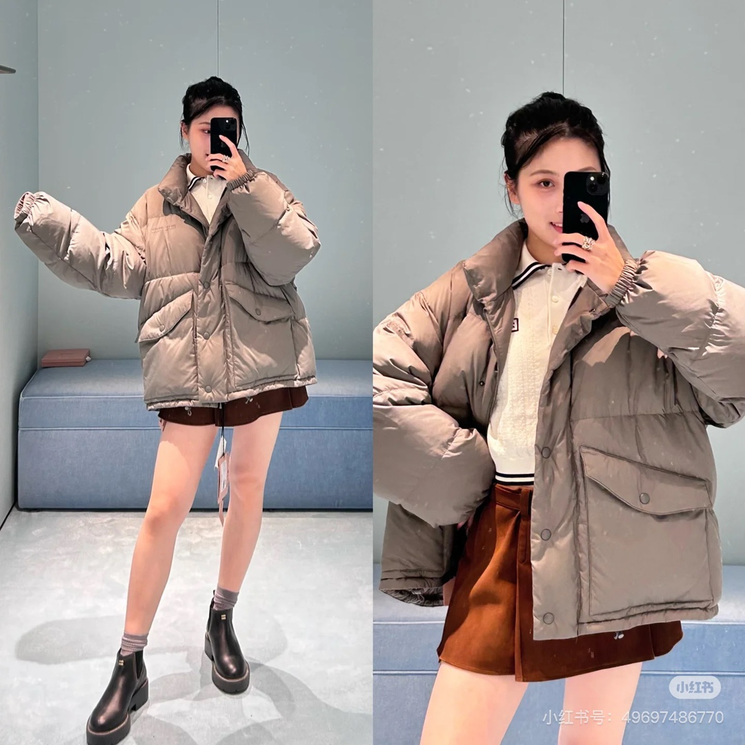 NO:498961,MiuMi* 25FW autumn and winter new style, small stand-up collar design bread down jacket jacket丨yb development!  High-end production!  The best version of the season!  Bread suit creates a wrap-on silhouette!  The elastic rope hem shows a sense of technology, fashionable and handsome!  Super love to keep your own style!  Big recommendation!  Sisters all rushed for me!  Spot SML,,miumiu,jackets & coats,down jacket,alexander wang19860909MiuMi* 25FW秋冬新款 小立领设计面包羽绒服外套丨yb开发！高版出品！本季最佳版型！面包服塑造裹身式廓形！弹力束绳下摆展现充满科技感,时髦又帅气！超级大爱自留款！重磅推荐！姐妹们都给我冲！现货 SML,,miumiu,jackets & coats,down jacket,alexander wang,Women's clothing