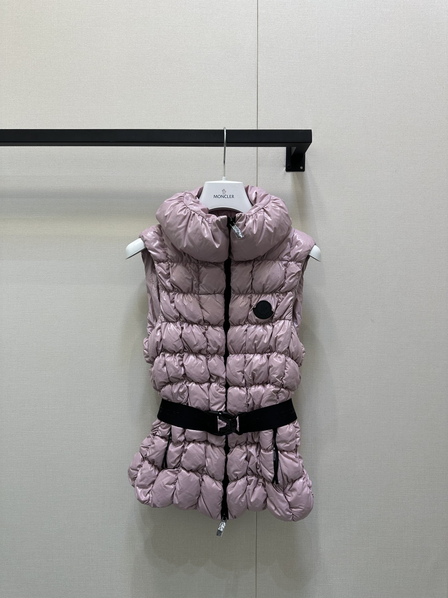 NO:497258,With dust bag Moncle* 25Fw autumn and winter new model Emilion women's waist-closed square quilted down vest丨Original development!  High-end production!  The shiny nylon patent leather fabric is covered with delicate pearlescent under the light, as if it is covered with liquid crystal. The three-dimensional square quilting is like the geometric lines cut by architecturally, filled with fluffy and full goose down, which combines warmth and neat contours. The high-neck design adds a gentle aura, the black belt and large buckles close the waist to make you look slim, and the iconic black round logo on the left side shows the brand identity in a low-key way. Whether it is a dress or a layered sweatshirt, it can inject a sweet and cool sense of high-end into the shape, and is an eye-catching item for bright outfits in autumn and winter. 2 colors SML large-scale real shots, hoodie, sweatshirts, skirts, down jacket, alexander wang19860909配防尘袋 Moncle* 25Fw秋冬新款 Emilion女士收腰方形绗缝羽绒马甲丨原版开发！高版出品！亮面尼龙漆皮面料在光线照射下泛着细腻珠光,仿佛覆盖液态水晶般精致.立体方形绗缝如建筑切割的几何线条,内填蓬松饱满的鹅绒,兼具保暖性与利落轮廓.高领设计增添温柔气场,黑色腰带与大扣环收腰显瘦,左侧标志性黑色圆形徽标低调彰显品牌身份.无论是内搭连衣裙还是叠穿卫衣,都能为造型注入甜酷兼具的高级感,是秋冬季节点亮穿搭的吸睛单品.2色 SML大货实拍,,hoodie,sweatshirts,skirts,down jacket,alexander wang,Women's clothing