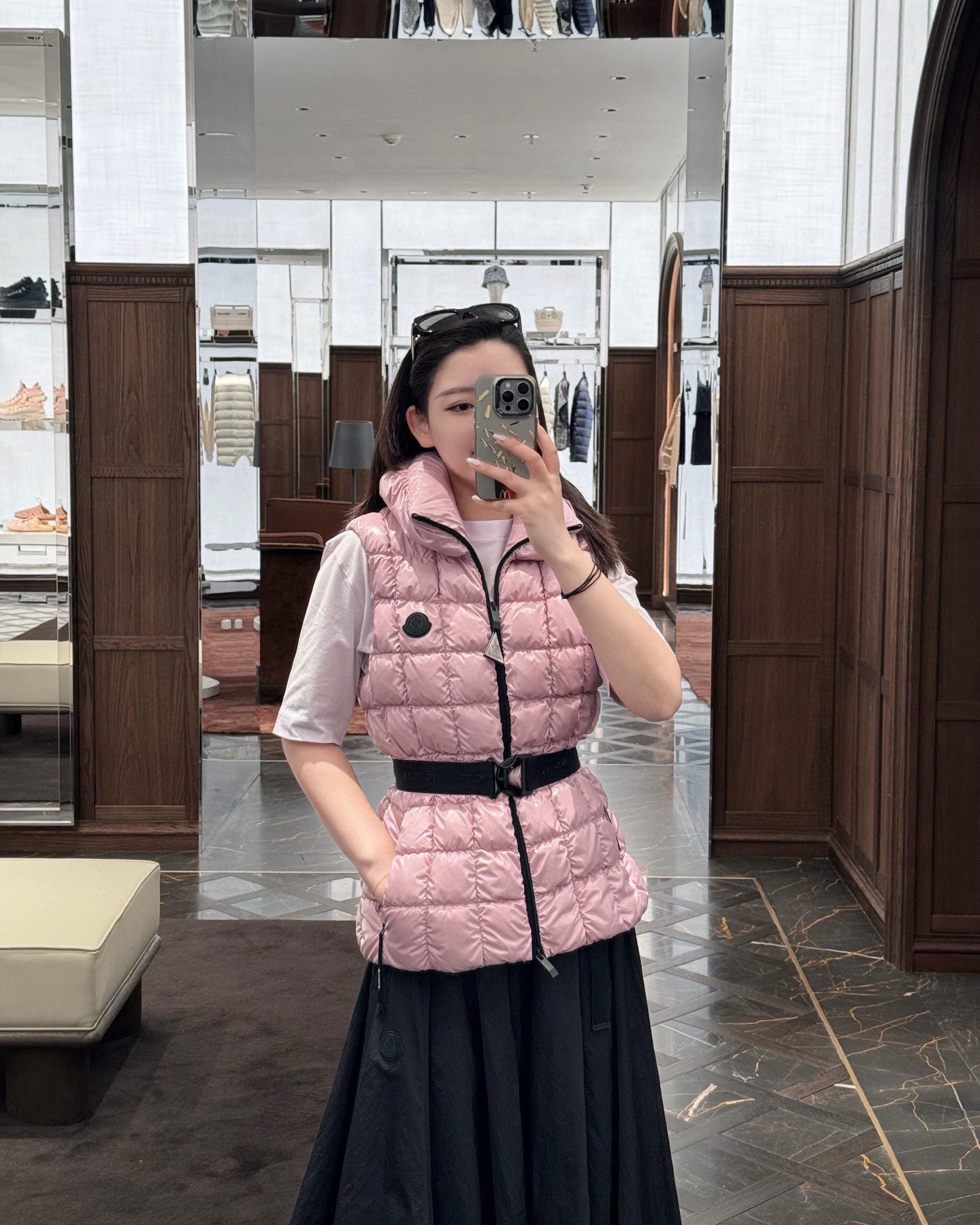 NO:497265,Moncle* 25Fw autumn and winter new model Emilion women's waist-closed square quilted down vest丨Original development!  High-end production!  The shiny nylon patent leather fabric is covered with delicate pearlescent under the light, as if it is covered with liquid crystal. The three-dimensional square quilting is like the geometric lines cut by architecturally, filled with fluffy and full goose down, which combines warmth and neat contours. The high-neck design adds a gentle aura, the black belt and large buckles waist-slimming, and the iconic black round logo on the left is low-key to highlight the brand identity. Whether it is a dress or a layered sweatshirt, it can inject a sweet and cool sense of luxury into the shape. It is an eye-catching item for bright outfits in autumn and winter. 2 colors SML, hoodie, sweatshirts, skirts, down jacket, alexander wang19860909Moncle* 25Fw秋冬新款 Emilion女士收腰方形绗缝羽绒马甲丨原版开发！高版出品！亮面尼龙漆皮面料在光线照射下泛着细腻珠光,仿佛覆盖液态水晶般精致.立体方形绗缝如建筑切割的几何线条,内填蓬松饱满的鹅绒,兼具保暖性与利落轮廓.高领设计增添温柔气场,黑色腰带与大扣环收腰显瘦,左侧标志性黑色圆形徽标低调彰显品牌身份.无论是内搭连衣裙还是叠穿卫衣,都能为造型注入甜酷兼具的高级感,是秋冬季节点亮穿搭的吸睛单品.2色 SML,,hoodie,sweatshirts,skirts,down jacket,alexander wang,Women's clothing