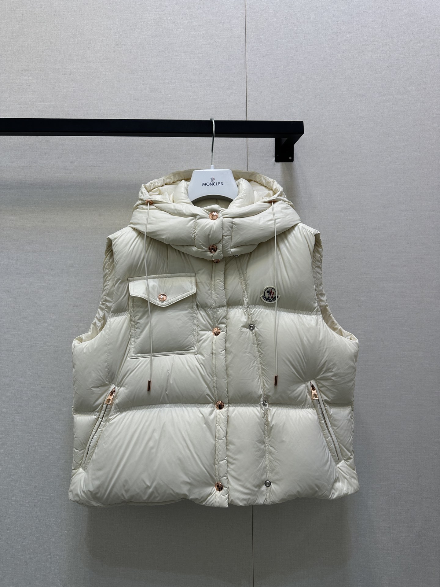 NO:497268,With dust bag (down vest) Moncl*r 25FW autumn and winter new style, pocket decoration vest down jacket丨Original development!  High-end production!  Hat removable design, stand collar design, windproof and warm, logo badge embellishment, simple and high-end, national standard 90 velvet filling, full filling, light and warm and comfortable, complete custom hardware accessories, short style, elongation ratio, slim and versatile upper body, absolutely explosive running model, SML large-scale real shot, Jackets & coats, down jacket, hats, alexander wang19860909配防尘袋（羽绒马甲）Moncl*r 25FW秋冬新款 口袋装饰马甲羽绒外套丨原版开发！高版出品！帽子可拆卸设计 立领设计挡风保暖 logo徽章点缀 简约又高级 国标90绒填充 充绒量足 轻盈保暖舒适 定制五金配件齐全 短款版型 拉长比例 上身显瘦又百搭 绝对爆单的跑量款 SML大货实拍,,jackets & coats,down jacket,hats,alexander wang,Women's clothing