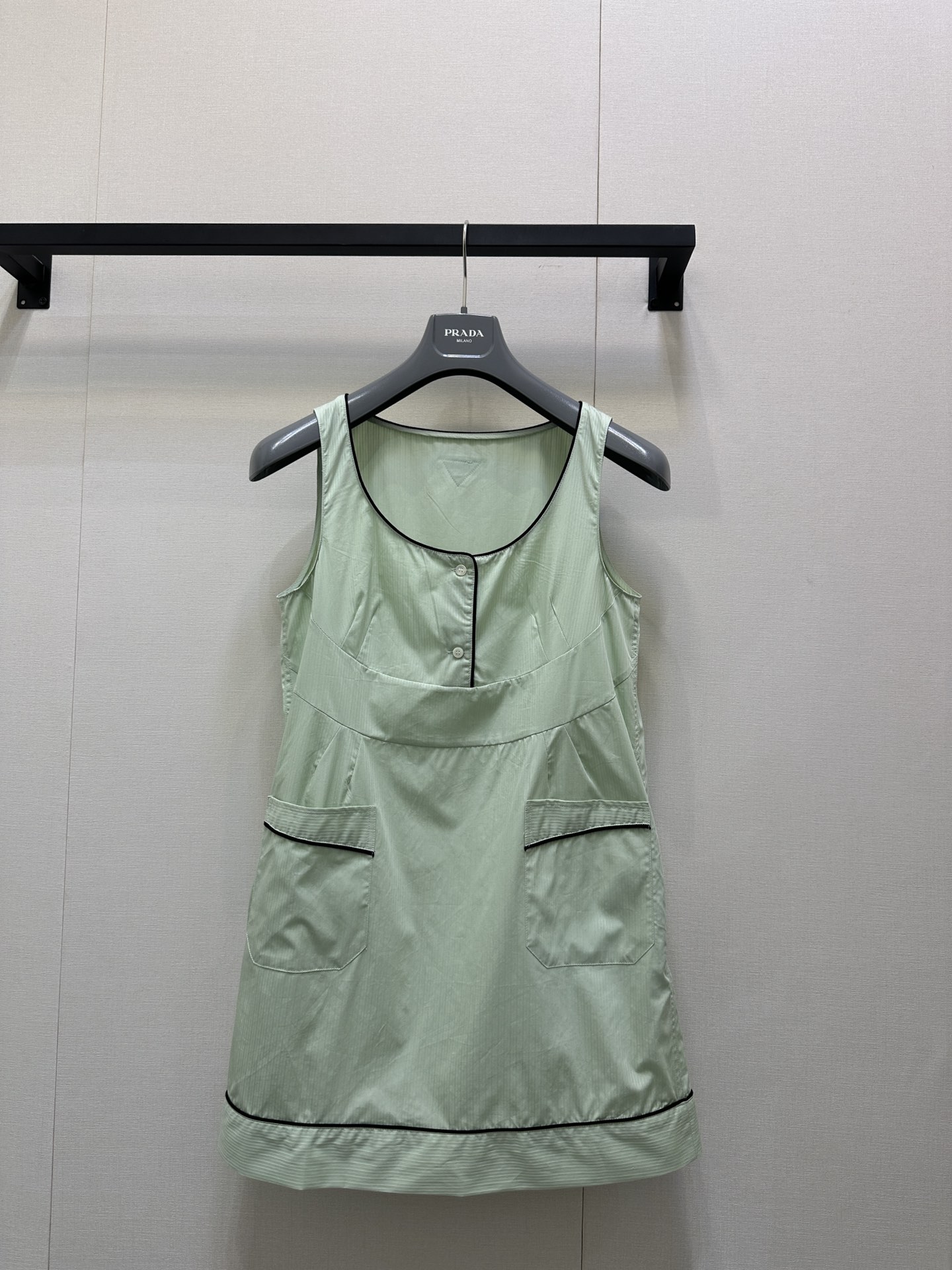 NO:498967,Prad* 25Ss Spring and Summer New Style Fried Street Sweet Cool Pocket Fruit Green Vest Dress丨Original Development!  High-end production!  Single wear, layering is outstanding, instantly pulling the casual style to the sweet and cool style, the texture is full and the style is not even as good as the style. The workmanship quality depends on the details. S/M/L large-scale goods are sold in stock, prada, skirts, alexander wang19860909Prad* 25Ss春夏新款 炸街甜酷口袋果绿色背心连衣裙丨原版开发！高版出品！ 单穿 叠穿都很出众 瞬间把休闲款拽向甜酷风,质感拉满还不撞款.做工品质看细节.现货发售S/M/L大货实拍,,prada,skirts,alexander wang,Women's clothing