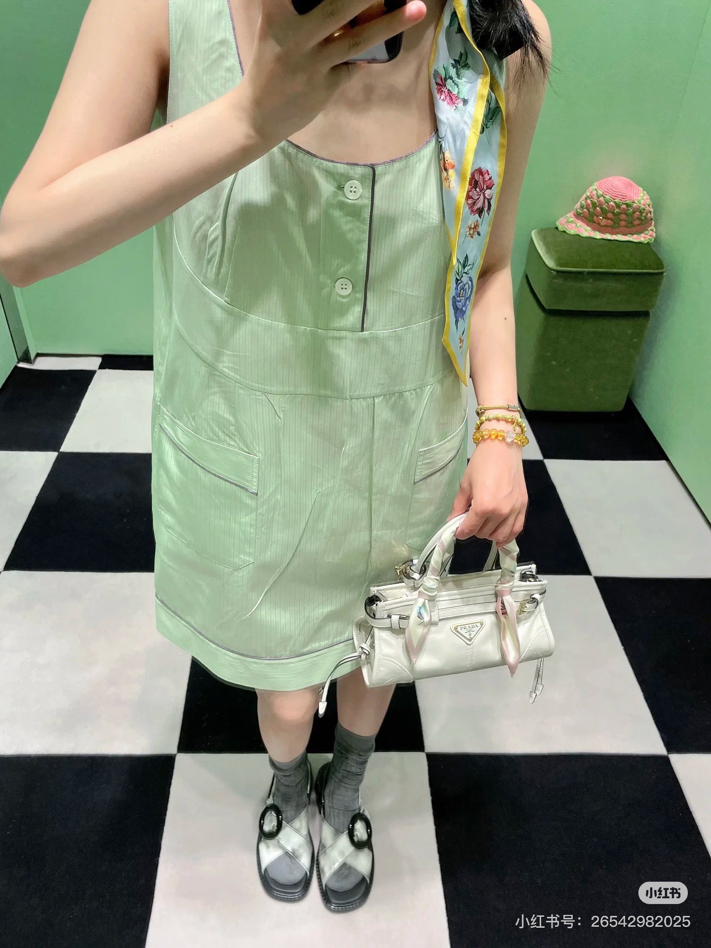 NO:498972,Prad* 25Ss Spring and Summer New Style Fried Street Sweet Cool Pocket Fruit Green Vest Dress丨Original Development!  High-end production!  Single wear, layering is outstanding, instantly pulling the casual style to the sweet and cool style, the texture is full and the style is not even as good as the style. The workmanship quality depends on the details. S/M/L is available in stock, prada, skirts, alexander wang19860909Prad* 25Ss春夏新款 炸街甜酷口袋果绿色背心连衣裙丨原版开发！高版出品！ 单穿 叠穿都很出众 瞬间把休闲款拽向甜酷风,质感拉满还不撞款.做工品质看细节.现货发售S/M/L,,prada,skirts,alexander wang,Women's clothing