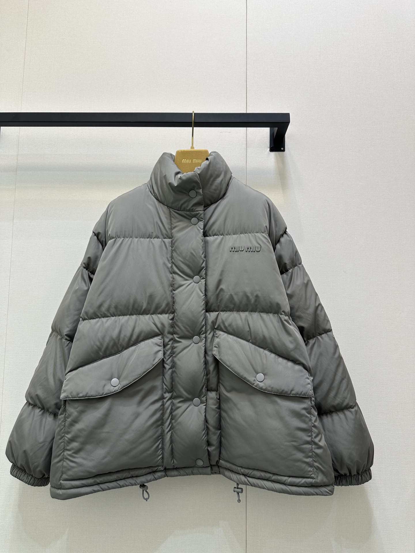 NO:498955,With dust bag MiuMi* 25FW autumn and winter new style, small stand-up collar design bread down jacket jacket丨yb development!  High-end production!  The best version of the season!  Bread suit creates a wrap-on silhouette!  The elastic rope hem shows a sense of technology, fashionable and handsome!  Super love to keep your own style!  Big recommendation!  Sisters all rushed for me!  Spot SML real-time photos, miumiu, jackets & coats, down jacket, alexander wang19860909配防尘袋 MiuMi* 25FW秋冬新款 小立领设计面包羽绒服外套丨yb开发！高版出品！本季最佳版型！面包服塑造裹身式廓形！弹力束绳下摆展现充满科技感,时髦又帅气！超级大爱自留款！重磅推荐！姐妹们都给我冲！现货 SML大货实拍,,miumiu,jackets & coats,down jacket,alexander wang,Women's clothing