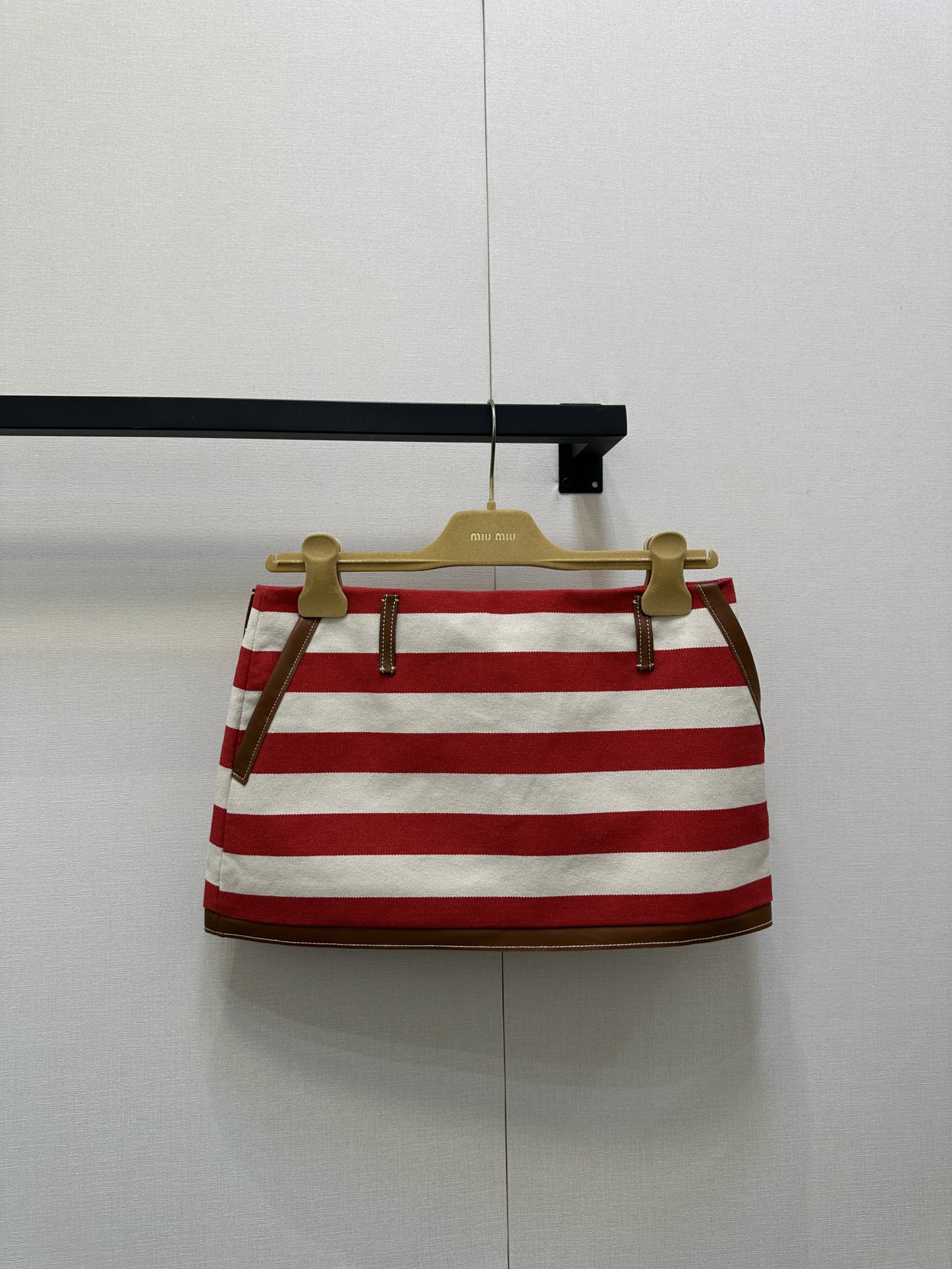 NO:499663,*25 new style, striped hot girl short skirt with leather color, millennial retro ootd can also be easily controlled!  The upper body is elongated with the low-waisted short skirt, and the sweet and cool feeling is controlled by Miu. Exclusive custom imported yb cotton material, with sheepskin cowhide leather splicing design with letters and logos. The three-dimensional tailoring of the upper body is not loose and shows the playful and sweet style. The college has both age-reducing and sweet and cool girls!  1:1 Superior style, the latest items in early autumn, and the exclusive high-end version are recognized in stock SML large-scale real-time photos, miumiu, skirts, cowhide, sheepskin, alexander wang19860909*25新款 拼皮间色条纹辣妹短裙千禧复古ootd也能轻松驾驭！低腰短裙版型上身拉长比例,甜酷感被Miu拿捏住啦 独家定制进口yb棉材质,收边跟字母徽标做羊皮牛皮革拼接设计,立体剪裁上身不松垮尽显俏皮甜美风,学院减龄与甜酷辣妹轻松兼得！1:1超赞版型,早秋最新单品,认准独家高版本 现货 SML大货实拍,,miumiu,skirts,cowhide,sheepskin,alexander wang,Women's clothing