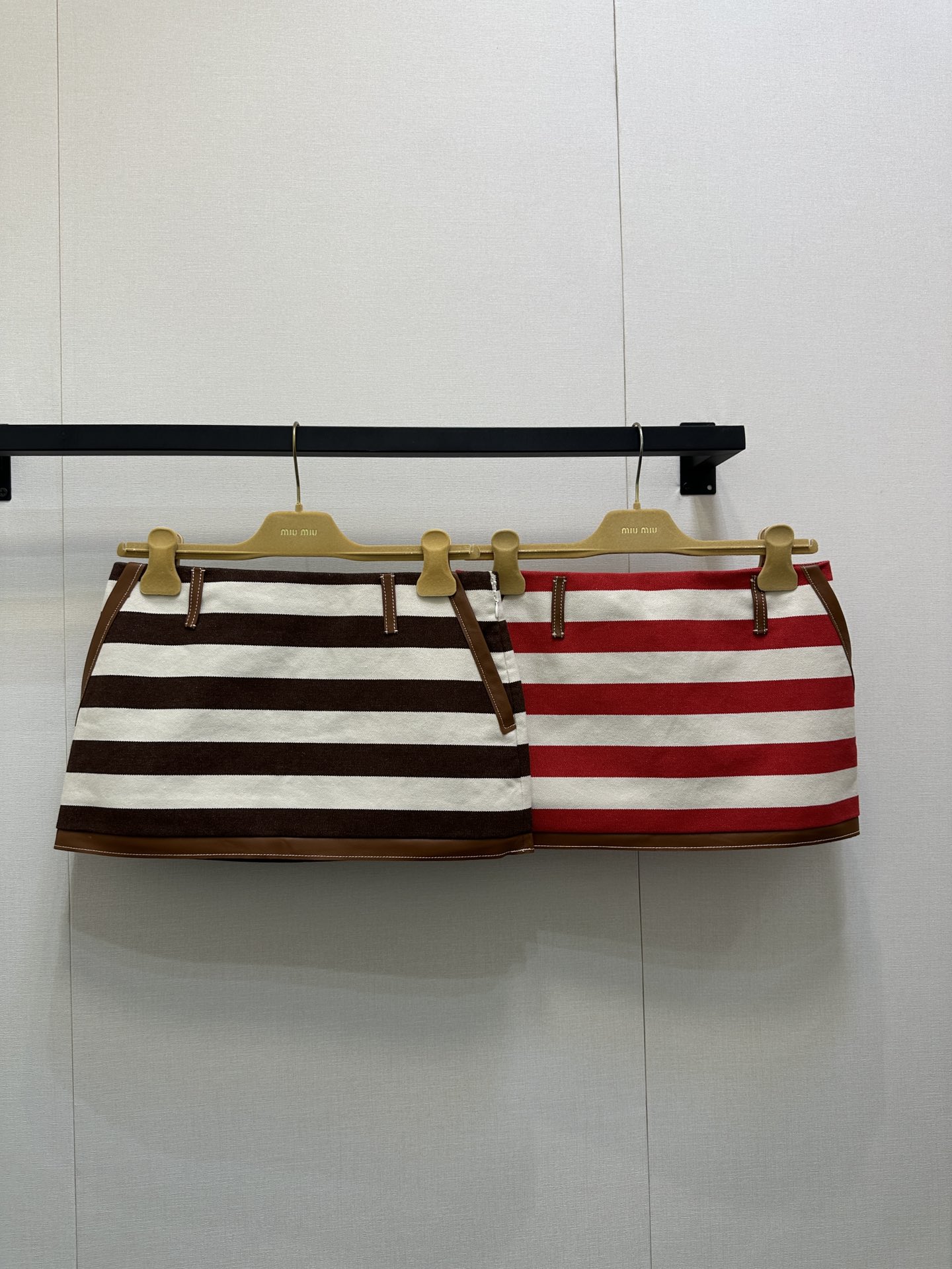 NO:499635,*25 new style, striped hot girl short skirt with leather color, millennial retro ootd can also be easily controlled!  The upper body is elongated with the low-waisted short skirt, and the sweet and cool feeling is controlled by Miu. Exclusive custom imported yb cotton material, with sheepskin cowhide leather splicing design with letters and logos. The three-dimensional tailoring of the upper body is not loose and shows the playful and sweet style. The college has both age-reducing and sweet and cool girls!  1:1 Superior style, the latest items in early autumn, and the exclusive high-end version are recognized in stock SML large-scale real-time photos, miumiu, skirts, cowhide, sheepskin, alexander wang19860909*25新款 拼皮间色条纹辣妹短裙千禧复古ootd也能轻松驾驭！低腰短裙版型上身拉长比例,甜酷感被Miu拿捏住啦 独家定制进口yb棉材质,收边跟字母徽标做羊皮牛皮革拼接设计,立体剪裁上身不松垮尽显俏皮甜美风,学院减龄与甜酷辣妹轻松兼得！1:1超赞版型,早秋最新单品,认准独家高版本 现货 SML大货实拍,,miumiu,skirts,cowhide,sheepskin,alexander wang,Women's clothing