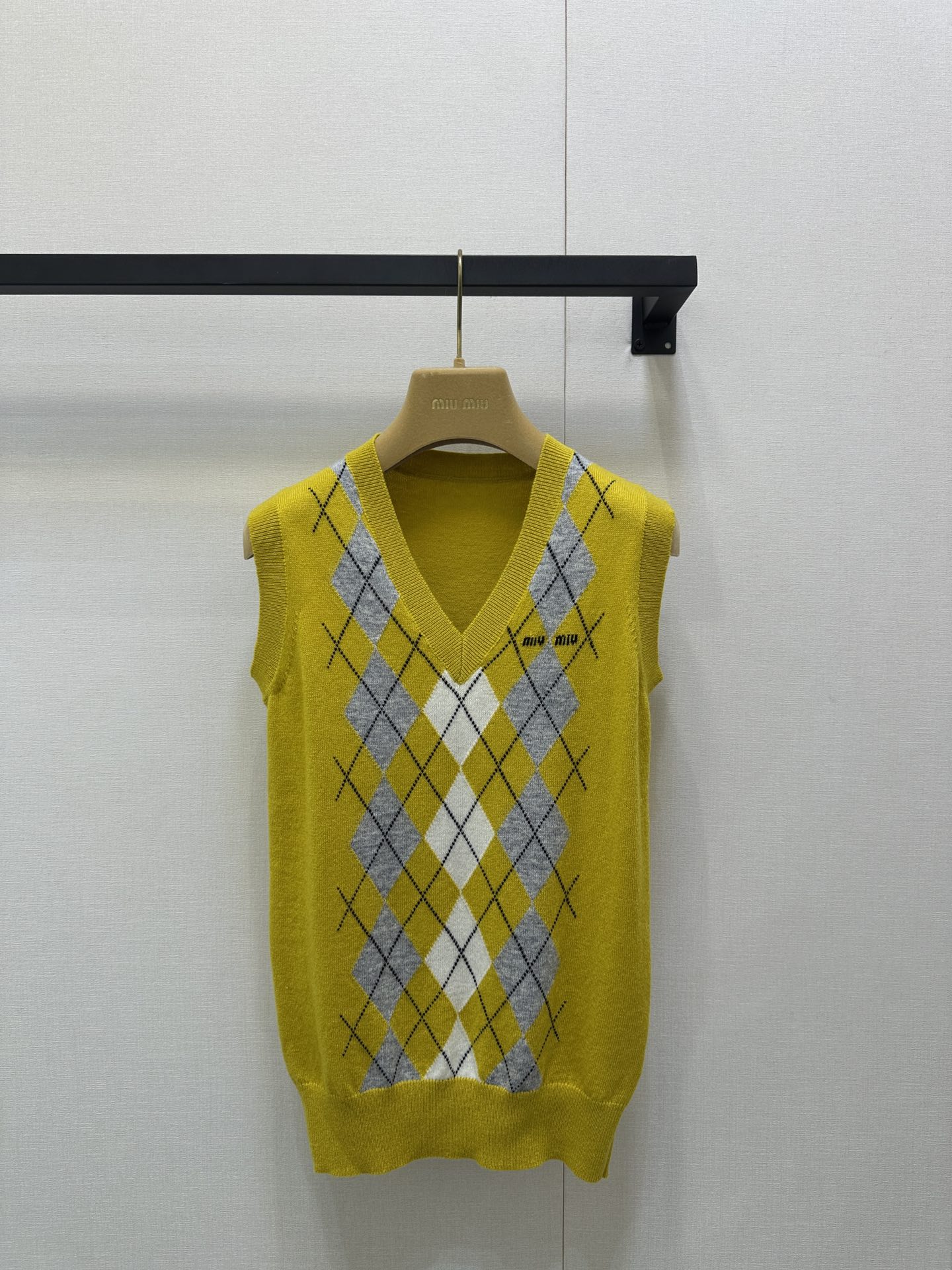 NO:498943,Miumi* 25Fw early autumn new style turmeric V-neck diamond check cashmere vest丨Original development!  High-end production!  Custom yarn dyeing, turmeric diamond contrast design, the upper body color is so beautiful!  Whether worn alone or layered, you can wear it to create a sense of fashion and layering and exquisiteness, which makes people love it. Fashionable music should have one piece. Perfect workmanship quality depends on the details. Spot SML large-scale real-time photos, miumiu, alexander wang19860909Miumi* 25Fw早秋新款 姜黄V领菱形格纹羊绒小背心丨原版开发！高版出品！定制纱线染色 姜黄菱格撞色设计 上身颜色巨美太美了！不管单穿或叠穿都能穿出时髦感和层次感满满精致让人爱不释手时髦精们都应有一件 完美做工品质看细节.现货 SML大货实拍,,miumiu,alexander wang,Women's clothing