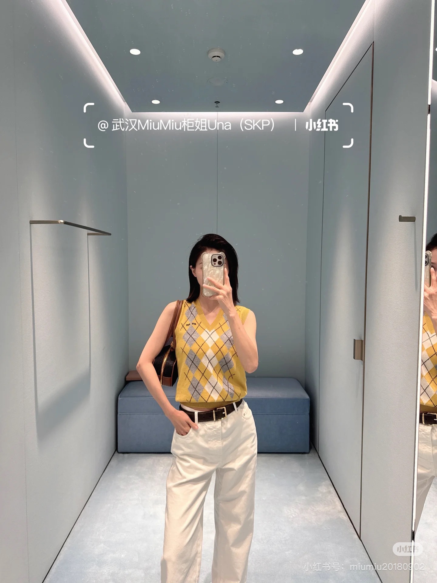 NO:498949,Miumi* 25Fw early autumn new style turmeric V-neck diamond check cashmere vest丨Original development!  High-end production!  Custom yarn dyeing, turmeric diamond contrast design, the upper body color is so beautiful!  Whether worn alone or layered, you can wear it to create a sense of fashion and layering and exquisiteness that makes people love it. Fashionable musicians should have one piece. Perfect workmanship quality depends on the details. Spot SML, miumiu, alexander wang19860909Miumi* 25Fw早秋新款 姜黄V领菱形格纹羊绒小背心丨原版开发！高版出品！定制纱线染色 姜黄菱格撞色设计 上身颜色巨美太美了！不管单穿或叠穿都能穿出时髦感和层次感满满精致让人爱不释手时髦精们都应有一件 完美做工品质看细节.现货 SML,,miumiu,alexander wang,Women's clothing