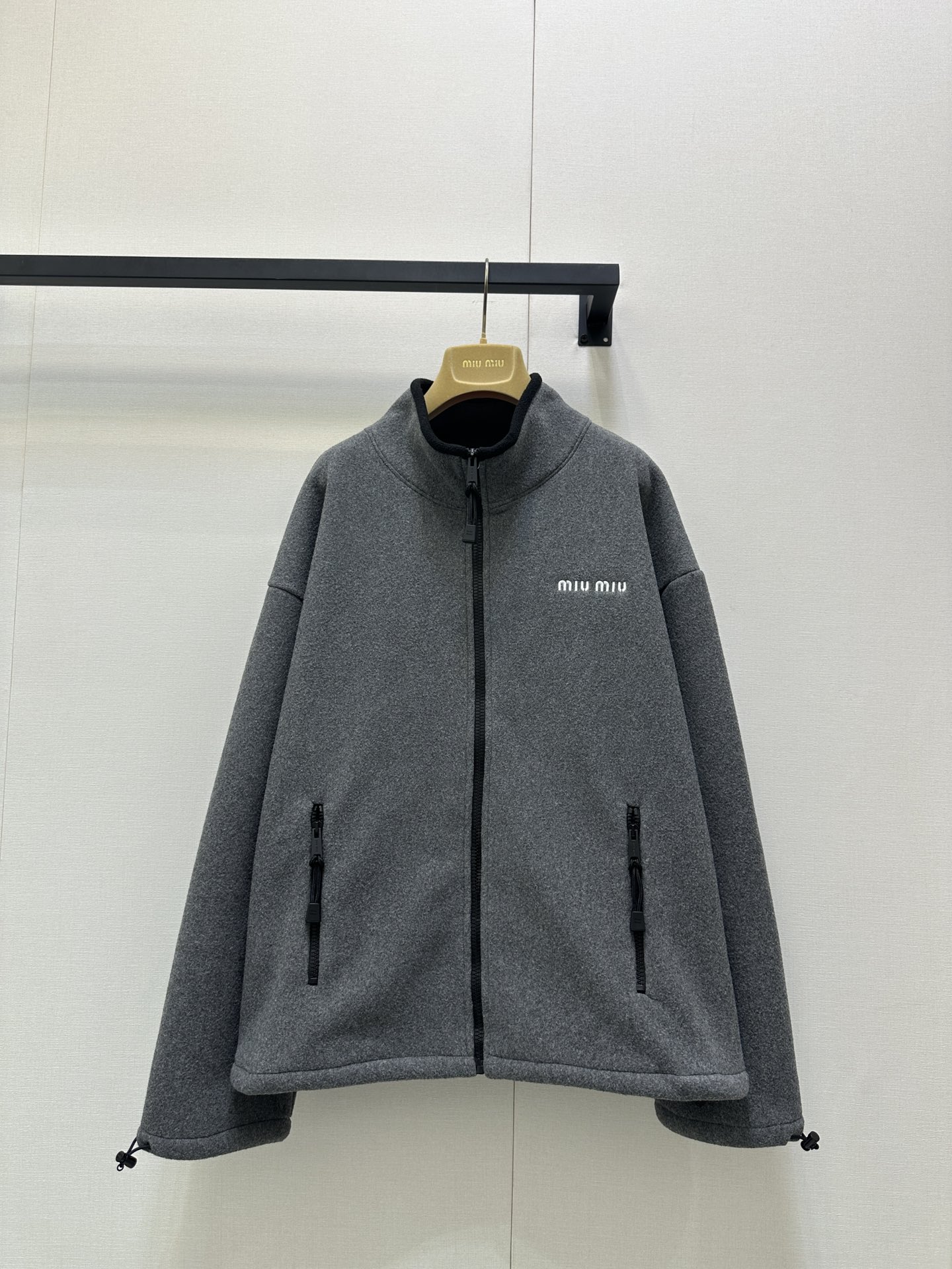 NO:498981,*25 Logo embroidered fleece hooded zipper jacket Miu home king coat returns!  Whoever wears it looks good, the college age-reducing outfits are stress-free, the three-dimensional tailored and wide-fitting is easy to control for men and women~ Exclusive custom imported yb wool material, delicate and comfortable feel, and the zipper hooded style is excellent with all kinds of outfits!  Classic letter logo embroidery pattern, the texture of the hardware accessories is super good!  The cuffs and hem are all adjustable drawstring designs, which are both warm and fashionable and easy to take into account!  Fashionable products must be purchased 1:1 Superb style, the latest products in early autumn, please check my version of SML products, Miumiu, jackets & coats, hats, alexander wang19860909*25徽标刺绣摇粒绒连帽拉链外套miu家王炸外套回归！谁穿谁好看系列,学院减龄穿搭无压力,立体剪裁阔版型男女轻松驾驭～ 独家定制进口yb绵羊毛材质,手感细腻舒适,拉链连帽款式搭配各种穿搭都很绝！经典字母徽标刺绣图案,对版五金配件质感超好！袖口与下摆都做可调节抽绳设计,保暖与时髦轻松兼顾！时髦精必入单品1:1超赞版型 早秋最新单品 认准我家版本SML大货实拍,,miumiu,jackets & coats,hats,alexander wang,Women's clothing