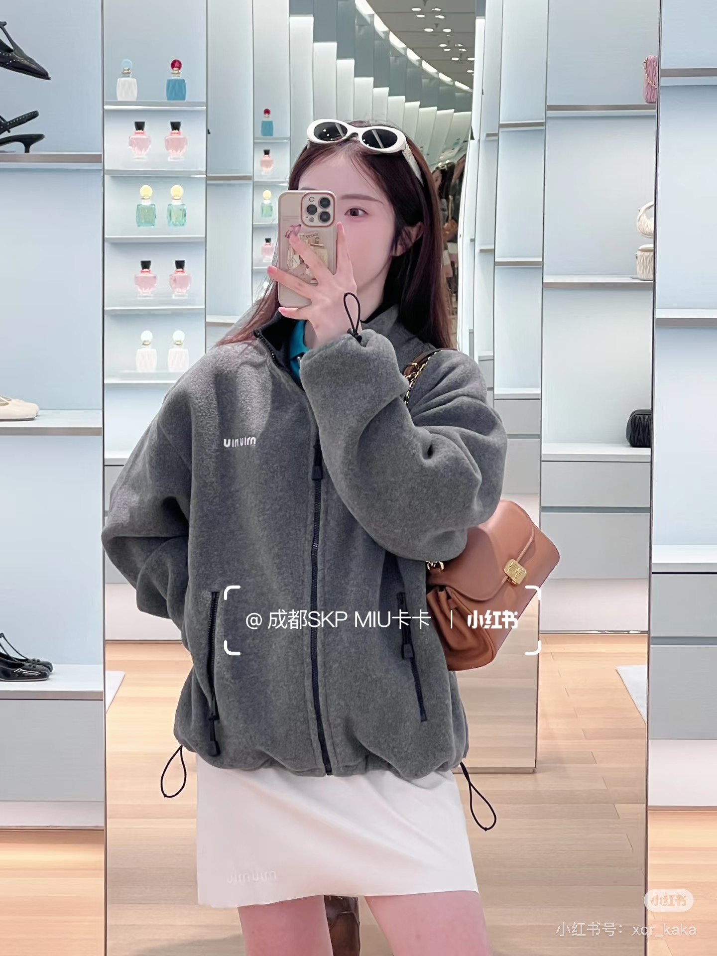 NO:498985,*25 Logo embroidered fleece hooded zipper jacket Miu home king coat returns!  Whoever wears it looks good, the college age-reducing outfits are stress-free, the three-dimensional tailored and wide-fitting is easy to control for men and women~ Exclusive custom imported yb wool material, delicate and comfortable feel, and the zipper hooded style is excellent with all kinds of outfits!  Classic letter logo embroidery pattern, the texture of the hardware accessories is super good!  The cuffs and hem are all adjustable drawstring designs, which are both warm and fashionable and easy to take into account!  Fashionable essential items 1:1 Superb style The latest items in early autumn. Please check my version SML, miumiu, jackets & coats, hats, alexander wang19860909*25徽标刺绣摇粒绒连帽拉链外套miu家王炸外套回归！谁穿谁好看系列,学院减龄穿搭无压力,立体剪裁阔版型男女轻松驾驭～ 独家定制进口yb绵羊毛材质,手感细腻舒适,拉链连帽款式搭配各种穿搭都很绝！经典字母徽标刺绣图案,对版五金配件质感超好！袖口与下摆都做可调节抽绳设计,保暖与时髦轻松兼顾！时髦精必入单品1:1超赞版型 早秋最新单品 认准我家版本SML,,miumiu,jackets & coats,hats,alexander wang,Women's clothing