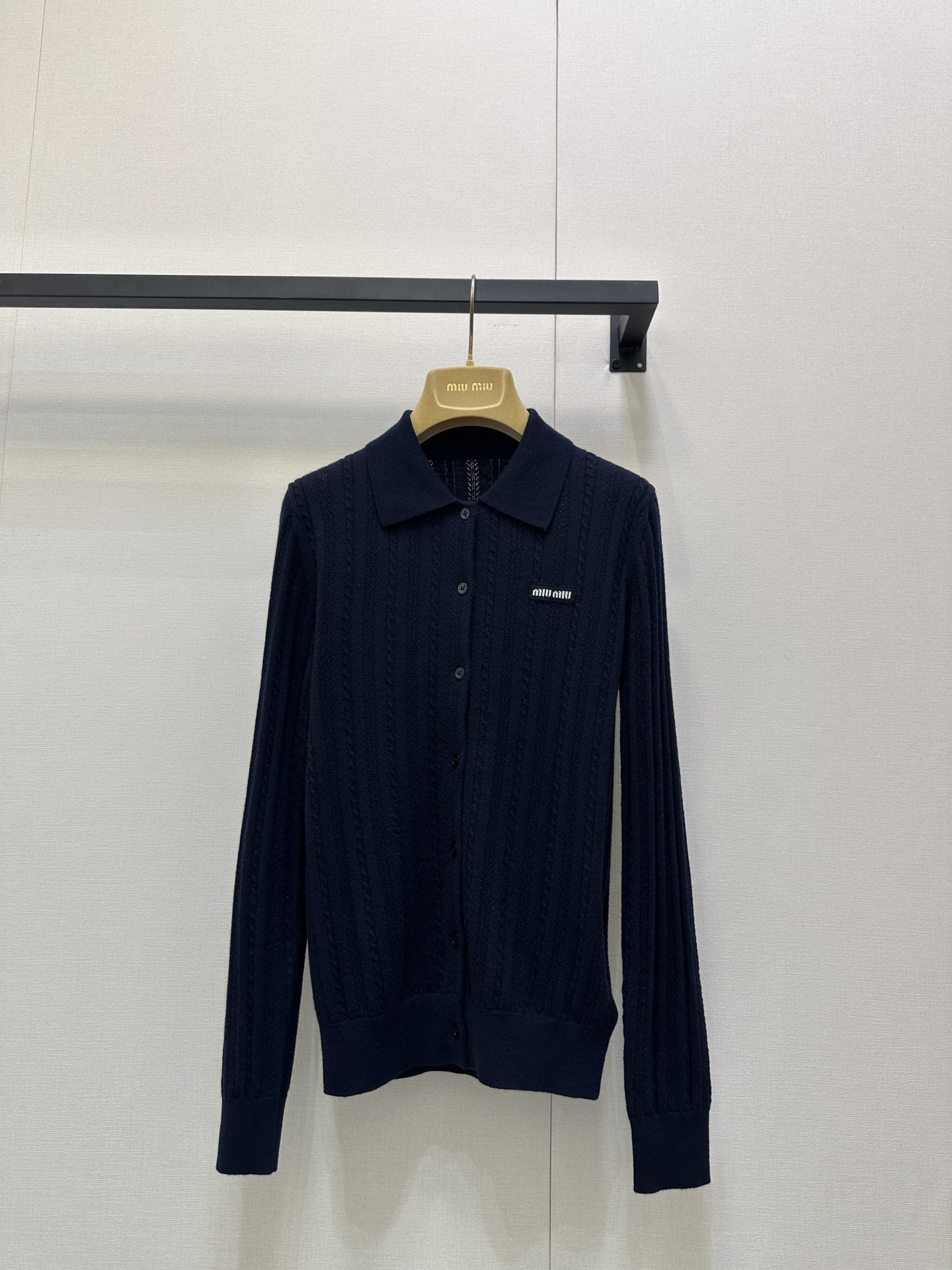 NO:499641,Miumi* 25Fw early autumn new style single-breasted letter logo knitted cardigan original development!  High-end production!  Cashmere material, the customized woven fabric has a soft and delicate feel, breathable and not stubborn~ It looks great if worn alone or layered!  The three-dimensional tailoring style makes the upper body look slimmer and age-reducing. You can easily control various fashionable styles in daily simple matching!  Spot sale S M L large-scale real-time photos, miumiu, alexander wang19860909Miumi* 25Fw早秋新款 单排扣字母logo针织开衫 原版开发！高版出品！山羊绒材质,对版定制机织面料手感软糯细腻,透气不扎人～单穿或叠搭都绝绝好看！立体剪裁版型上身显瘦又减龄,日常简单搭配都能轻松驾驭各种不同时尚造型！现货发售 码数S M L大货实拍,,miumiu,alexander wang,Women's clothing