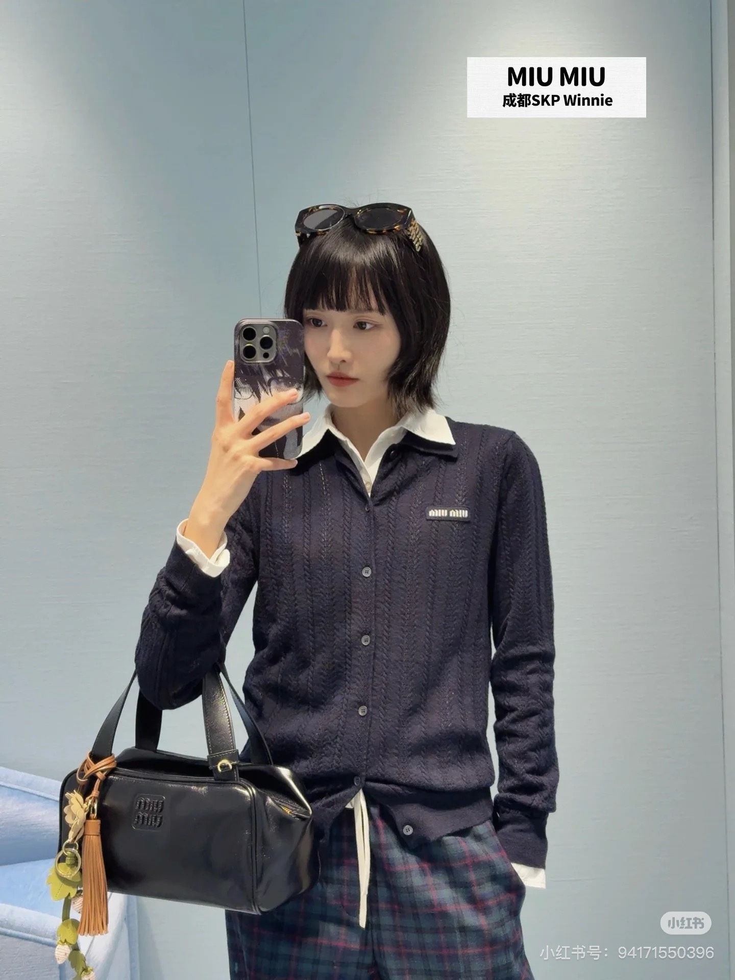 NO:499644,Miumi* 25Fw early autumn new style single-breasted letter logo knitted cardigan original development!  High-end production!  Cashmere material, the customized woven fabric has a soft and delicate feel, breathable and not stubborn~ It looks great if worn alone or layered!  The three-dimensional tailoring style makes the upper body look slimmer and age-reducing. You can easily control various fashionable styles in daily simple matching!  Spot sale S M L, miumiu, alexander wang19860909Miumi* 25Fw早秋新款 单排扣字母logo针织开衫 原版开发！高版出品！山羊绒材质,对版定制机织面料手感软糯细腻,透气不扎人～单穿或叠搭都绝绝好看！立体剪裁版型上身显瘦又减龄,日常简单搭配都能轻松驾驭各种不同时尚造型！现货发售 码数S M L,,miumiu,alexander wang,Women's clothing