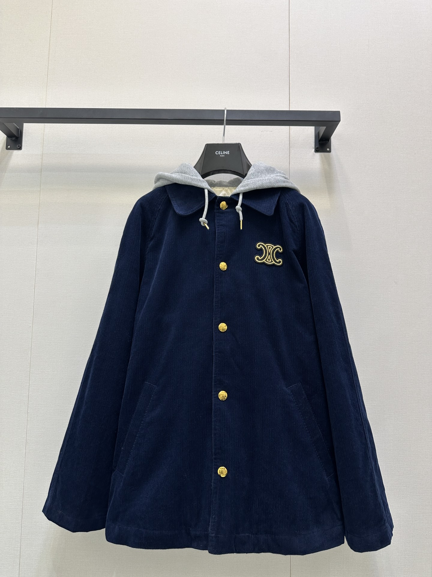 NO:499647,*25new embroidered Arc de Triomphe logo velvet hooded cotton jacket is a practical and fashionable casual jacket, three-dimensional cut and wide style, easy to control for men and women, pressure-free, white navy blue paired with gray guard hat elements, exquisite and elegant ~ Exclusive custom imported YB cotton material, classic gold-label Arc de Triomphe embroidery pattern embellishment on the chest, the latest mold-opening custom hardware accessories material, texture details are completely online ~ Cotton filling material is added inside, perfect integration of fashion and warmth!  Age-reducing and fashionable styles must have 1:1 super style, the latest items in early autumn. Please check my version. SML large-scale real-time photos, jackets & coats, hats, alexander wang19860909*25new刺绣凯旋门徽标天鹅绒连帽棉服实穿又时髦的休闲外套,立体剪裁阔版型男女轻松驾驭无压力,显白的藏蓝色搭配灰色卫帽元素,精致小优雅～ 独家定制进口yb棉材质,胸口经典金标凯旋门刺绣图案点缀,最新开模定制五金配饰材质,质感细节完全在线～内里加棉填充材质,时髦与保暖性完美融合！减龄又时髦的款式必须拥有1:1超赞版型,早秋最新单品 认准我家版本 SML大货实拍,,jackets & coats,hats,alexander wang,Women's clothing