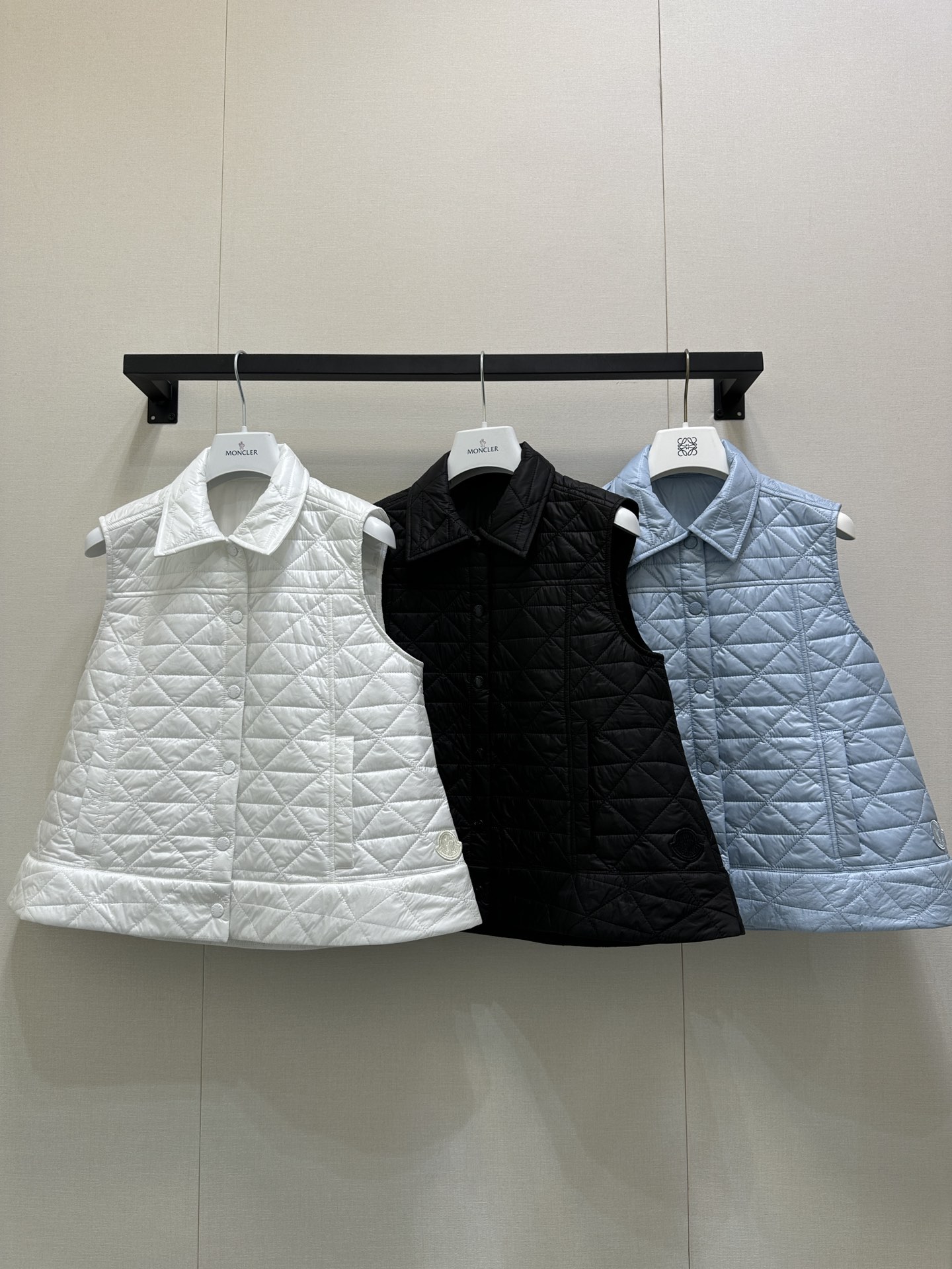 NO:499654,Moncle*2025 new A-swing rattan plaid cotton vest Customized YB windproof and waterproof nylon material Down cotton filling inner lining The whole piece is lightweight and warm Thin vest is fashionable and not bloated Lapel front snap button design to protect against cold and windproof rattan plaid texture The iconic brand seal decoration on the waist side hem details show the brand concept The hem presents the A-shaped exterior expansion pattern to increase the fashion index of outfits The first choice for layering in autumn and winter Customized surface accessories 3 colors 1.2.3 Real photos of large goods, down jacket, alexander wang19860909Moncle*2025新品A摆藤格纹棉服马甲 定制YB防风防水尼龙材质 羽绒棉填充内里 整件轻型保暖 薄款马甲 时髦不显臃肿 翻领前襟按扣设计御寒防风 藤格纹纹理 腰侧下摆标志性品牌章作装饰 细节彰显品牌理念 衣摆呈现A字外扩造型 增加穿搭时髦指数 秋冬叠穿首选 定制面辅料 3色 1.2.3大货实拍,,down jacket,alexander wang,Women's clothing