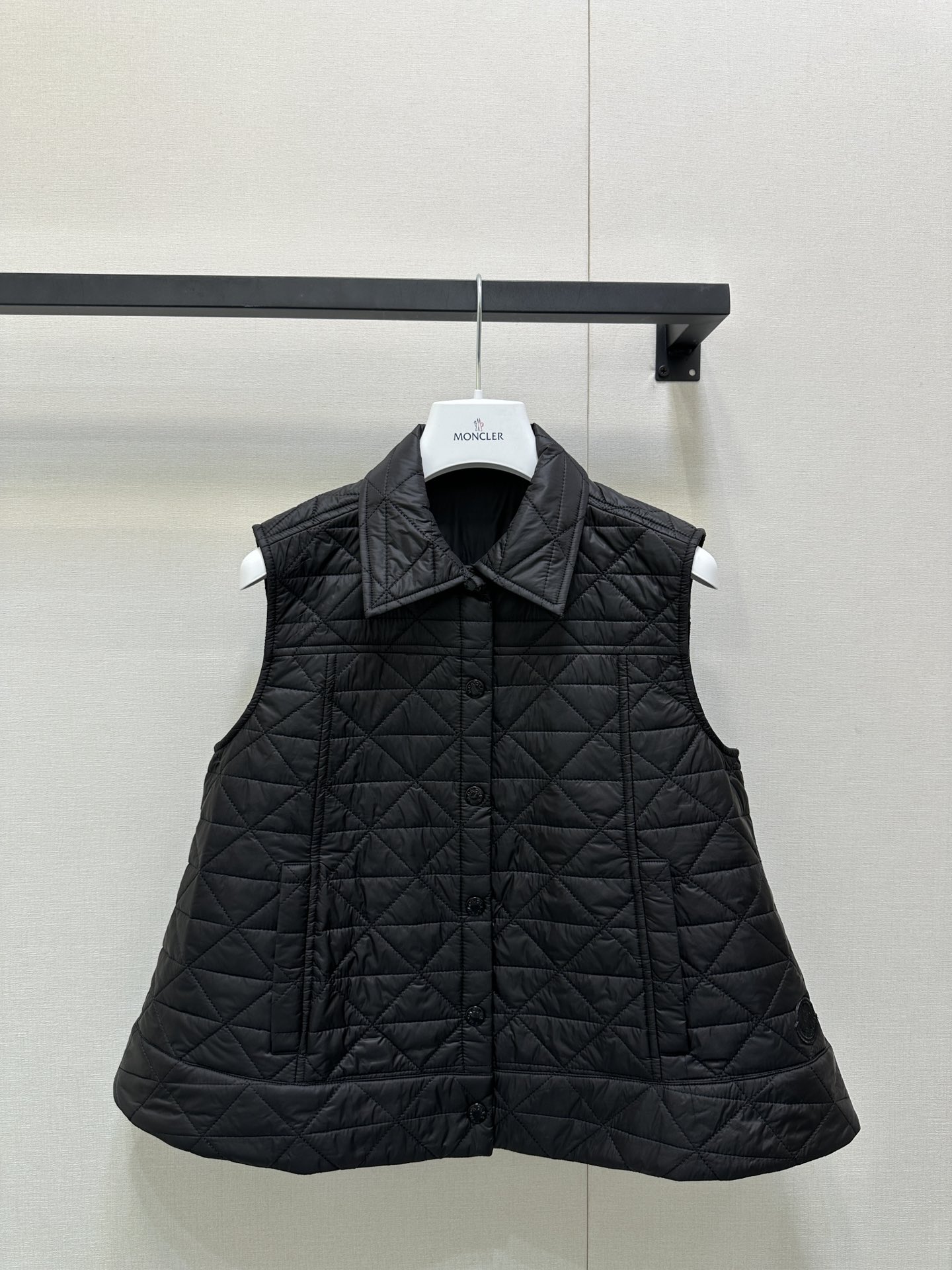 NO:499665,Moncle*2025 new A-swing rattan plaid cotton vest Customized YB windproof and waterproof nylon material Down cotton filling inner lining The whole piece is lightweight and warm Thin vest is fashionable and not bloated Lapel front closure button design to protect against the cold and windproof rattan plaid texture The waist side hem is decorated with the iconic brand seal details show the brand concept The hem presents the A-shaped exterior expansion pattern to increase the fashion index of outfits The first choice for layering in autumn and winter Customized surface accessories 3 colors 1.2.3 Real photos of large goods, down jacket, alexander wang19860909Moncle*2025新品A摆藤格纹棉服马甲 定制YB防风防水尼龙材质 羽绒棉填充内里 整件轻型保暖 薄款马甲 时髦不显臃肿 翻领前襟按扣设计御寒防风 藤格纹纹理 腰侧下摆标志性品牌章作装饰 细节彰显品牌理念 衣摆呈现A字外扩造型 增加穿搭时髦指数 秋冬叠穿首选 定制面辅料 3色 1.2.3 大货实拍,,down jacket,alexander wang,Women's clothing