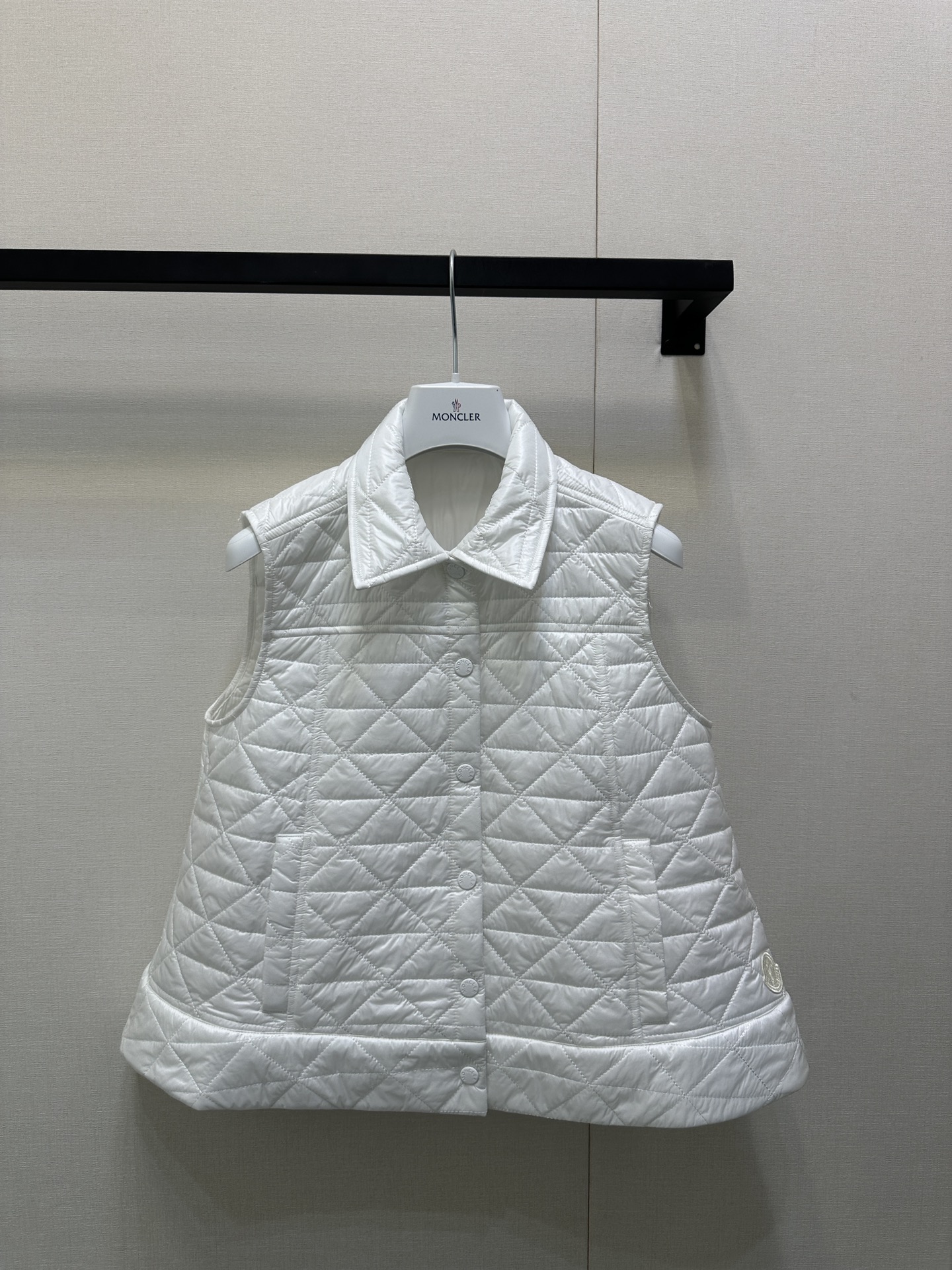 NO:499636,Moncle*2025 new A-swing rattan plaid cotton vest Customized YB windproof and waterproof nylon material Down cotton filling inner lining The whole piece is lightweight and warm Thin vest is fashionable and not bloated Lapel front closure button design to protect against the cold and windproof rattan plaid texture The waist side hem is decorated with the iconic brand seal details show the brand concept The hem presents the A-shaped exterior expansion pattern to increase the fashion index of outfits The first choice for layering in autumn and winter Customized surface accessories 3 colors 1.2.3 Real photos of large goods, down jacket, alexander wang19860909Moncle*2025新品A摆藤格纹棉服马甲 定制YB防风防水尼龙材质 羽绒棉填充内里 整件轻型保暖 薄款马甲 时髦不显臃肿 翻领前襟按扣设计御寒防风 藤格纹纹理 腰侧下摆标志性品牌章作装饰 细节彰显品牌理念 衣摆呈现A字外扩造型 增加穿搭时髦指数 秋冬叠穿首选 定制面辅料 3色 1.2.3 大货实拍,,down jacket,alexander wang,Women's clothing