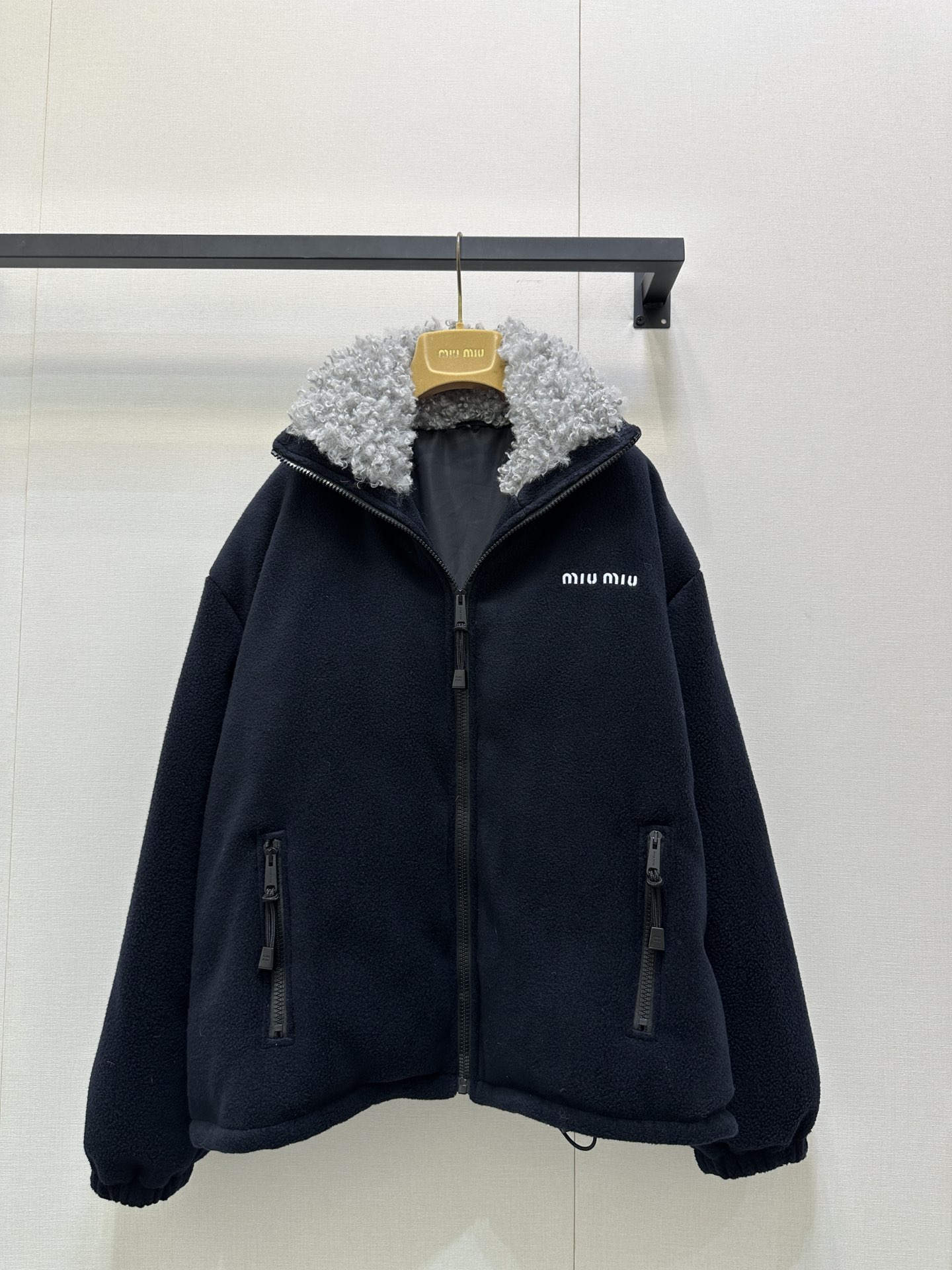 NO:500469,Miumiu 25 autumn and winter new style, classic hidden blue lamb fur jacket, stand collar zipper design, warm and fashionable, chest recognition labeled and embellished design, loose style, couple style, good inclusive, lamb fur lining, winter wardrobe, age-reducing temperament, handsome and casual without losing the sense of fashion, good looking whether wearing alone or layered shirt, same style for men and women, identify my version, spot on sale, real shot of SML large-scale products,,miumiu, jackets & coats, jackets & coats,shirts,alexander wang19860909Miumiu 25秋冬系列新款 经典藏蓝色羊羔毛夹克外套 立领拉链设计保暖又时尚 胸口辨识度贴标点缀设计 宽松版型 情侣款穿搭 包容性很好 内里羊羔毛里衬 冬日衣橱必不可少 减龄气质帅气随意又不失时髦感 无论单穿或叠穿衬衫都很好看 男女同款 认准我家版本 现货发售 SML大货实拍,,miumiu,jackets & coats,jackets & coats,shirts,alexander wang,Women's clothing