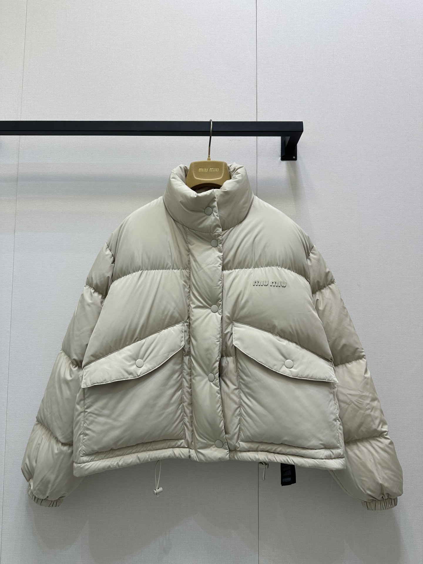 NO:501204,With dust bag MiuMiu 25FW autumn and winter new model, small stand-up collar design short bread down jacket jacket丨Original development!  High-end production!  The best version of the season!  Bread suit creates a wrap-on silhouette!  The elastic rope hem shows a sense of technology, and the hooded design is fashionable and handsome!  Super love to keep your own style!  Big recommendation!  Sisters all rushed for me!  Identify my version of the spot SML real-time photos, miumiu, jackets & coats, down jacket, hats, alexander wang19860909配防尘袋MiuMiu 25FW秋冬新款 小立领设计短款面包羽绒服外套丨原版开发！高版出品！本季最佳版型！面包服塑造裹身式廓形！弹力束绳下摆展现充满科技感,连帽设计时髦又帅气！超级大爱自留款！重磅推荐！姐妹们都给我冲！认准我家版本现货 SML大货实拍,,miumiu,jackets & coats,down jacket,hats,alexander wang,Women's clothing