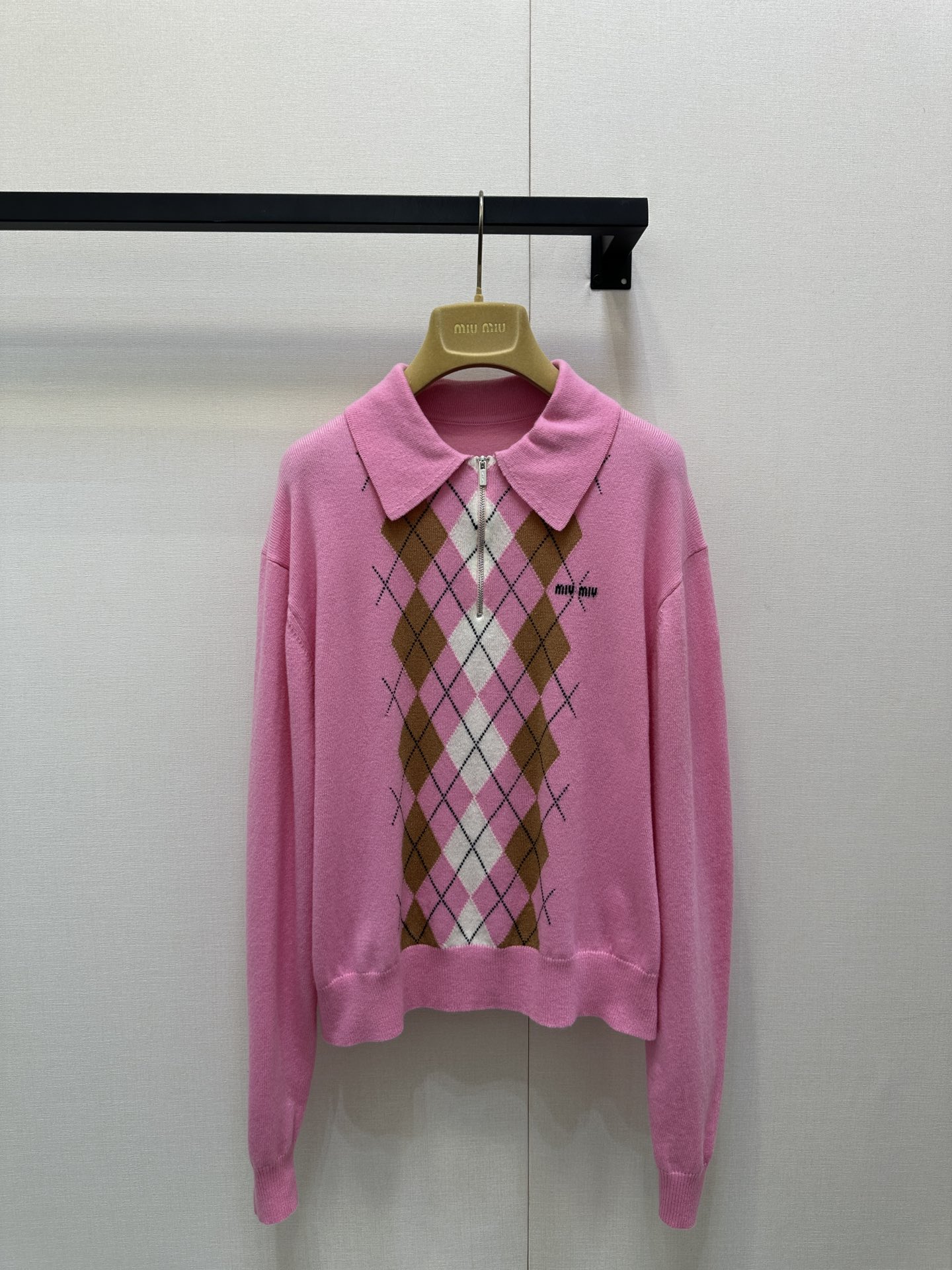 NO:501209,MiuMi* 25Fw early autumn new style sweet powder contrast diamond half zipper polo collar sweater丨Original development!  High-end production!  Cashmere material, embroidered with letters on the chest, and exquisite diamond patterns add a playful elegance to the outfit!  Miu-series universal stacking formula reinterprets classic fashion~Recognizes the higher version!  Spot SML big-ticket real shot, miumiu, sweaters, alexander wang19860909MiuMi* 25Fw早秋新款 甜味粉撞色菱形半拉链polo领毛衣丨原版开发！高版出品！山羊绒材质,胸前徽标字母图案刺绣,精致的菱形图案增添穿搭俏皮的优雅感！Miu系万能叠搭公式重新诠释经典时尚～认准高版本！现货 SML大货实拍,,miumiu,sweaters,alexander wang,Women's clothing