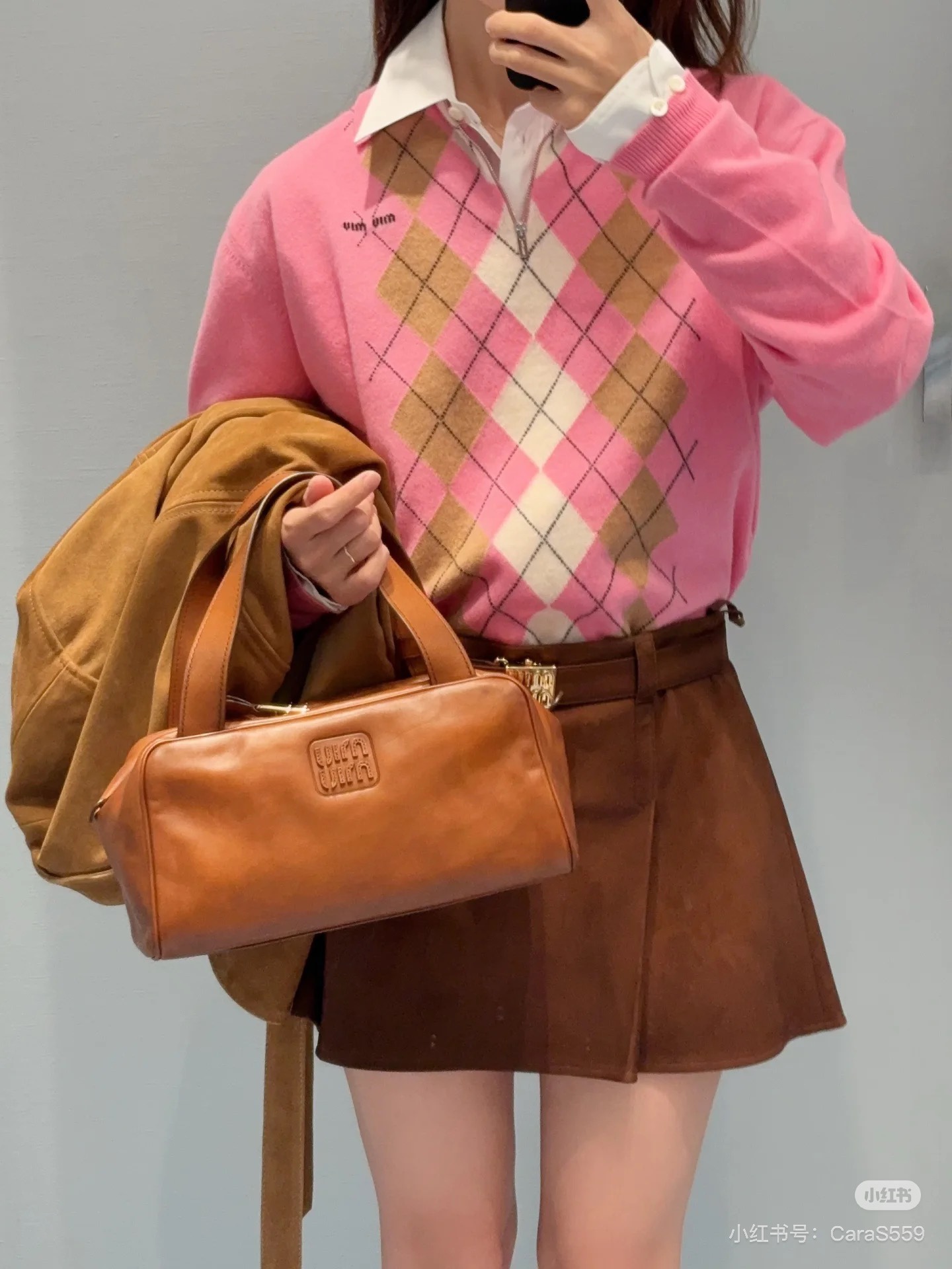 NO:501212,MiuMi* 25Fw early autumn new style sweet powder contrast diamond half zipper polo collar sweater丨Original development!  High-end production!  Cashmere material, embroidered with letters on the chest, and exquisite diamond patterns add a playful elegance to the outfit!  Miu-series universal stacking formula reinterprets classic fashion~Recognizes the higher version!  Spot SML, miumiu, sweaters, alexander wang19860909MiuMi* 25Fw早秋新款 甜味粉撞色菱形半拉链polo领毛衣丨原版开发！高版出品！山羊绒材质,胸前徽标字母图案刺绣,精致的菱形图案增添穿搭俏皮的优雅感！Miu系万能叠搭公式重新诠释经典时尚～认准高版本！现货 SML,,miumiu,sweaters,alexander wang,Women's clothing