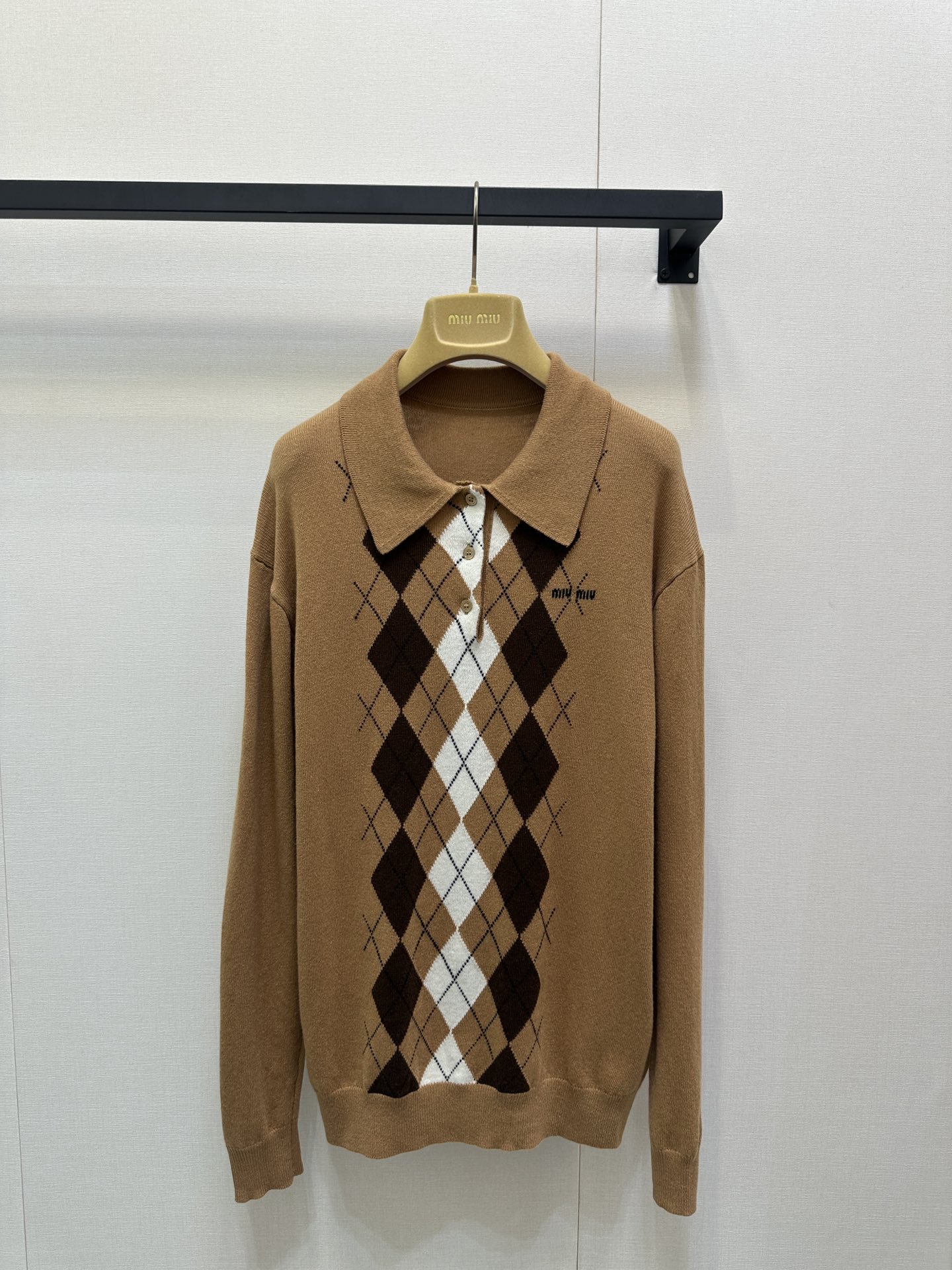 NO:501215,p, Miumi* 25Fw early autumn new style plaid cashmere sweater丨Original development!  High-end production!  The diamond pattern adds playful elegance to the exquisite craftsmanship of this soft cashmere Polo sweater. Reinterpret the classic style according to Miu's exquisite and modern perspective. Autumn is a camel-colored retro plaid that never goes out of date. Pure cashmere. The fixed dye yarn feels very good. The skin-friendly soft and glutinous version is loose and slim. You can wear it alone and reduce the age-reducing college style. SML large-scale real shots, miumiu, sweaters, alexander wang.19860909p, Miumi* 25Fw早秋新款 格纹羊绒衫丨原版开发！高版出品！菱形图案为这款柔软羊绒Polo毛衣的精致工艺增添了俏皮的优雅 按照Miu的精致现代视角重新诠释经典款式秋天是驼色系复古格纹永不过时 纯羊绒 定染纱线手感很好 亲肤软糯版型宽松上身显瘦 可单穿叠穿减龄学院风 现货 SML大货实拍,,miumiu,sweaters,alexander wang,Women's clothing