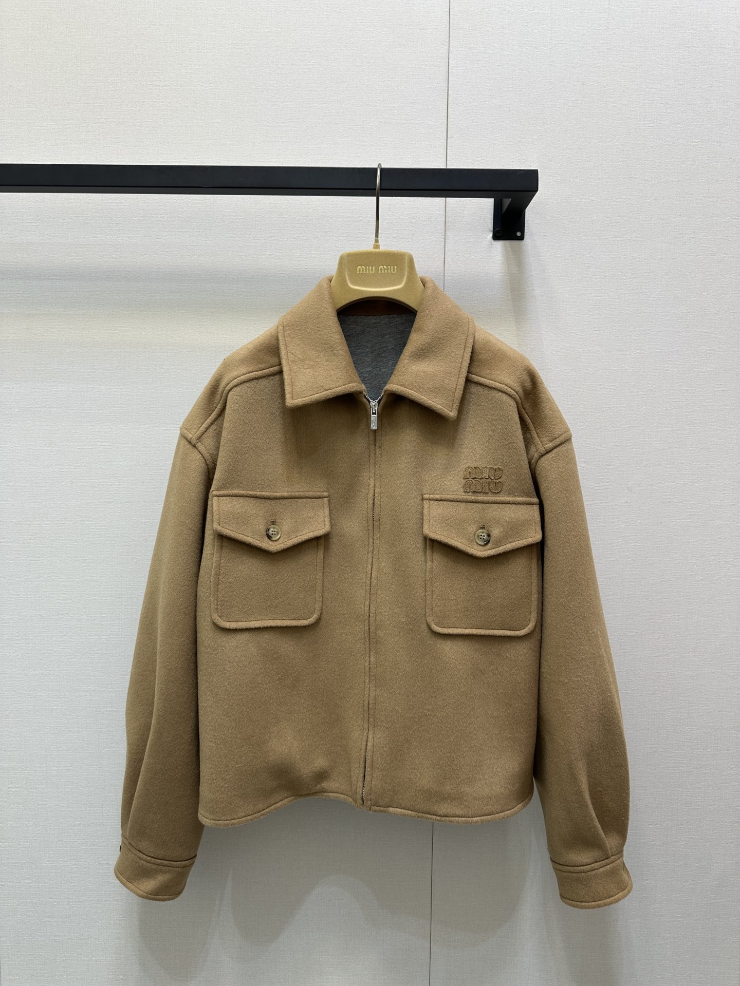 NO:501198,Miumi* 25Fw early autumn new style, patch embroidered lapel zipper short jacket jacket丨Original development!  High-end production!  Camel velvet material, classic camel color has a high-end feel, neat and elegant lapel design, work clothes and wind pockets add casual style, and exquisite small decorations embellish the collar, the details are full of matching with a plaid pleated skirt, instantly turning into a sweet and cool girl, whether it is a daily street or a date, it can easily become the focus, a must-have item for fashion darlings~ spot SML large-scale real shot, miumiu, skirts, jackets & coats, jackets & coats, alexander wang19860909Miumi* 25Fw早秋新款 贴布绣翻领拉链短款夹克外套丨原版开发！高版出品！骆驼绒材质 经典驼色自带高级感,翻领设计利落大方,工装风口袋增添随性格调,还有精致小装饰点缀领口,细节感拉满搭配格纹百褶裙,瞬间化身甜酷少女,不管是日常出街还是约会,都能轻松成为焦点,妥妥的时尚宠儿必备单品～现货 SML大货实拍,,miumiu,skirts,jackets & coats,jackets & coats,alexander wang,Women's clothing