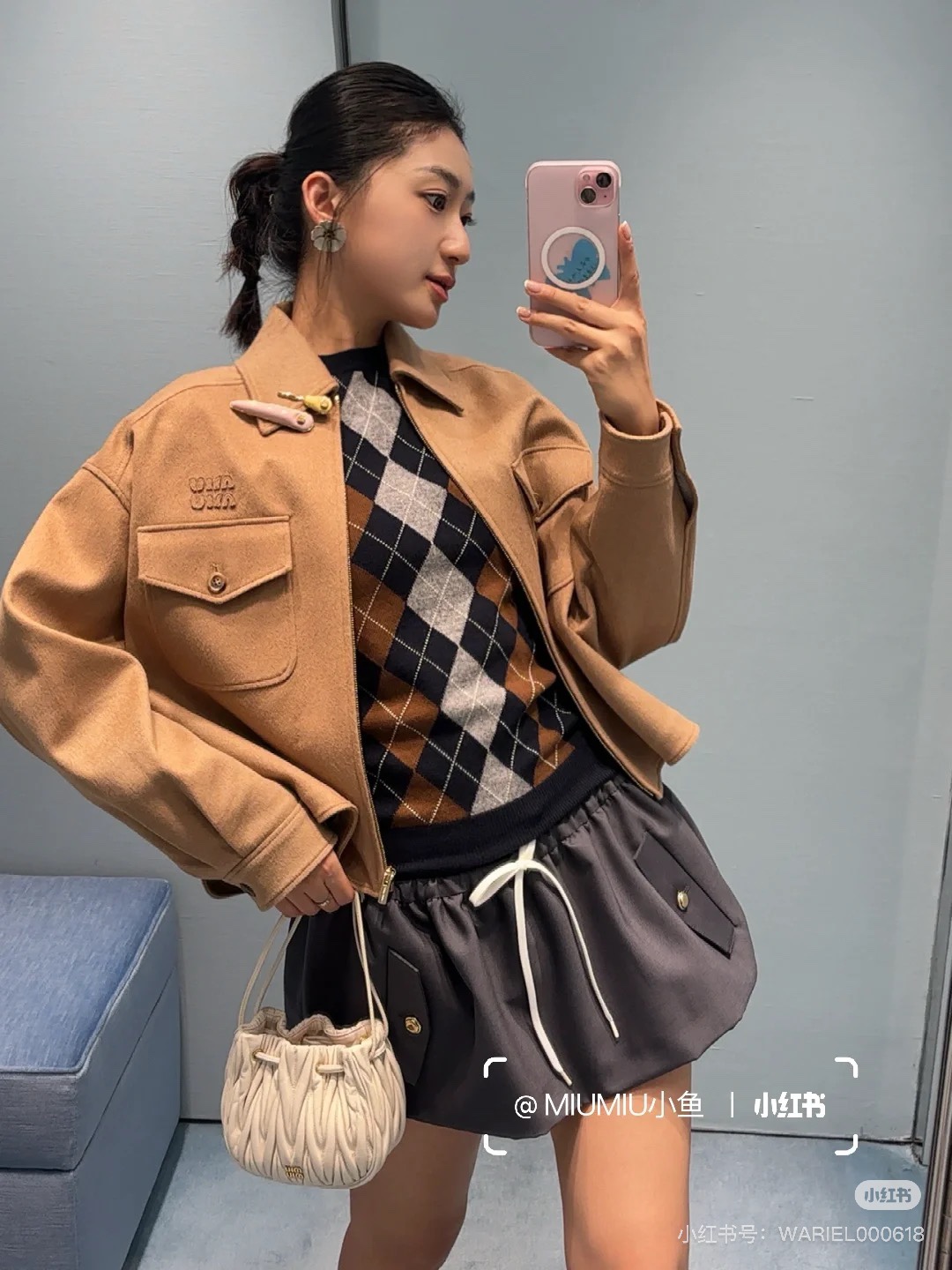 NO:501201,Miumi* 25Fw early autumn new style, patch embroidered lapel zipper short jacket jacket丨Original development!  High-end production!  Camel velvet material, classic camel color has a high-end feel, neat and elegant lapel design, work clothes and wind pockets add casual style, and exquisite small decorations embellish the collar, the details are full of matching with a plaid pleated skirt, instantly turning into a sweet and cool girl, whether it is a daily street or a date, it can easily become the focus, a must-have item for fashion darlings~Spot SML,,miumiu, skirts, jackets & coats, jackets & coats, alexander wang19860909Miumi* 25Fw早秋新款 贴布绣翻领拉链短款夹克外套丨原版开发！高版出品！骆驼绒材质 经典驼色自带高级感,翻领设计利落大方,工装风口袋增添随性格调,还有精致小装饰点缀领口,细节感拉满搭配格纹百褶裙,瞬间化身甜酷少女,不管是日常出街还是约会,都能轻松成为焦点,妥妥的时尚宠儿必备单品～现货 SML,,miumiu,skirts,jackets & coats,jackets & coats,alexander wang,Women's clothing